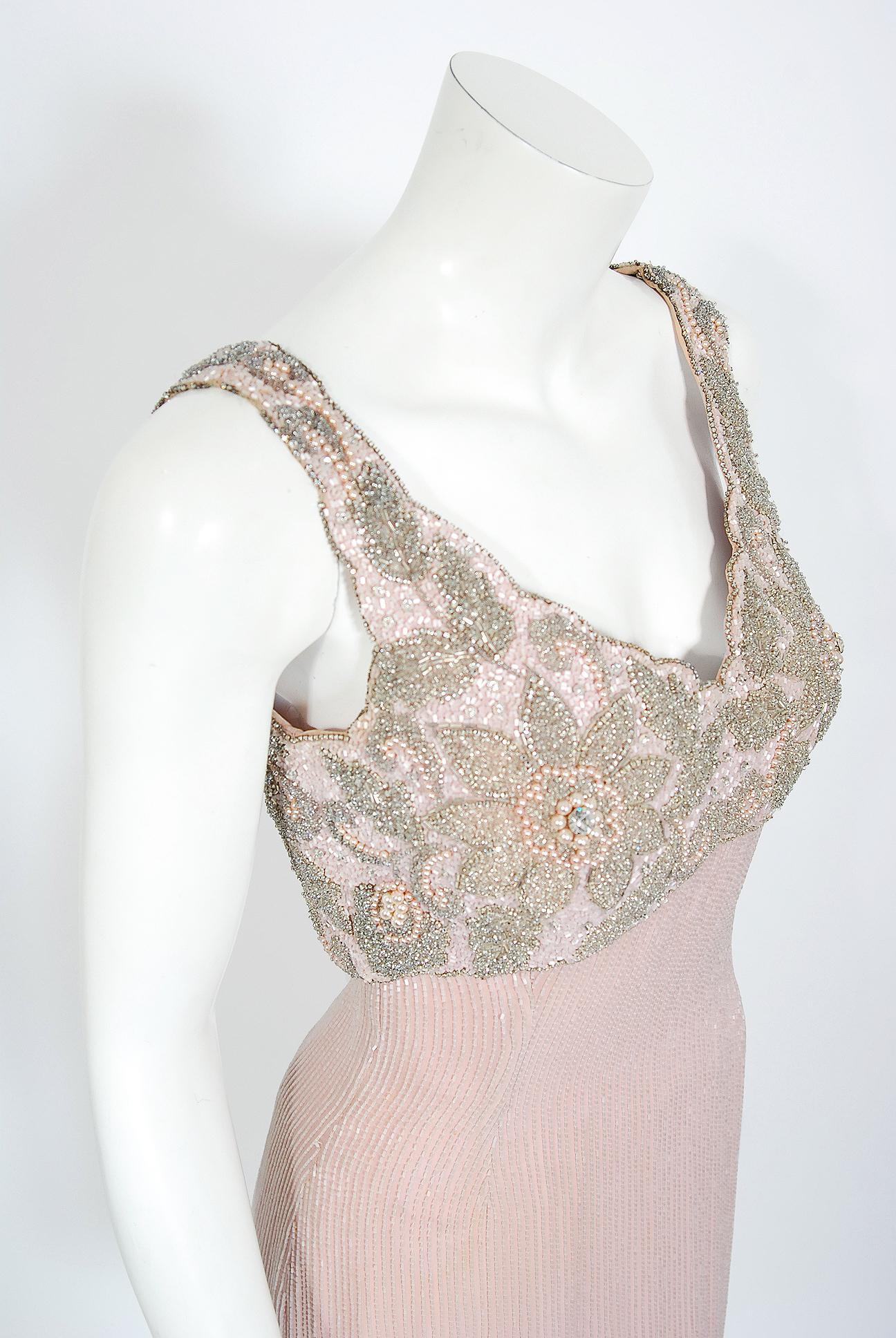 Beige Helen Rose Couture - Robe sablier en soie rose pâle entièrement perlée, vintage, années 1960 en vente