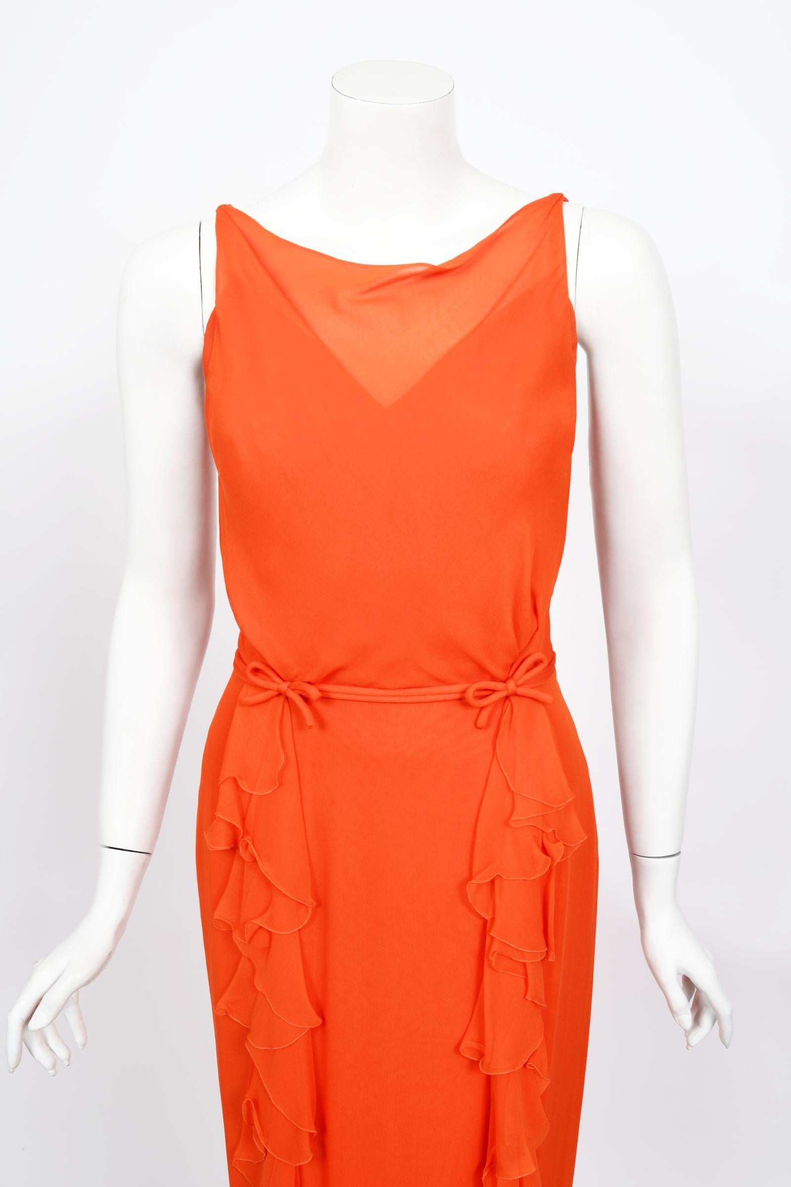 Un ensemble de robe sablier en mousseline de soie semi-transparente orange vibrant, incroyablement chic et très rare, datant du milieu des années 1960, de la marque Helen Rose. Helen Rose a remporté deux Oscars pour la meilleure conception de