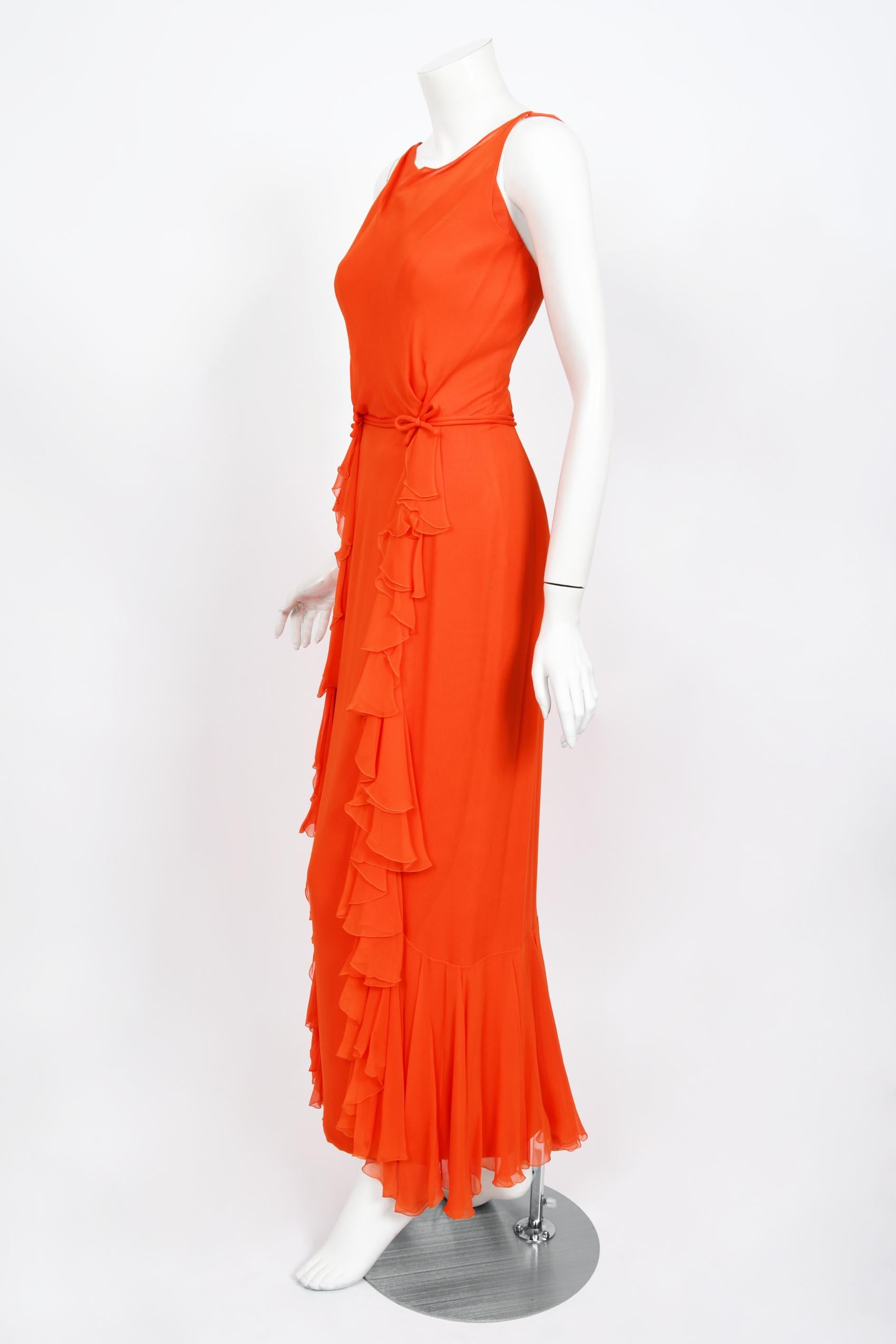 Rouge Helen Rose Couture - Ensemble vintage robe à volants en mousseline de soie orange avec sablier, années 1960  en vente