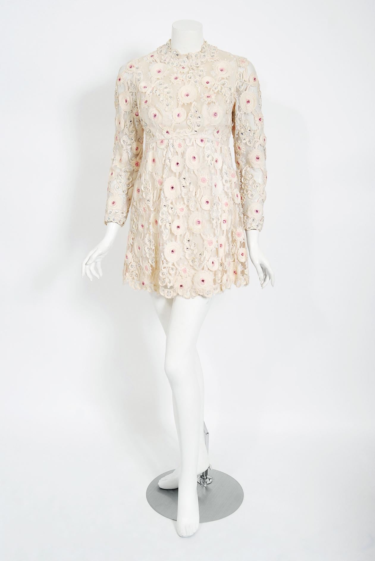 A truly wonderful and striking 1960's mini dress from the bridal department at Henri Bendel. Established in 1895, Henri Bendel was an American upscale women's specialty store based in New York City that sold high-end couture fashion. Henri Bendel
