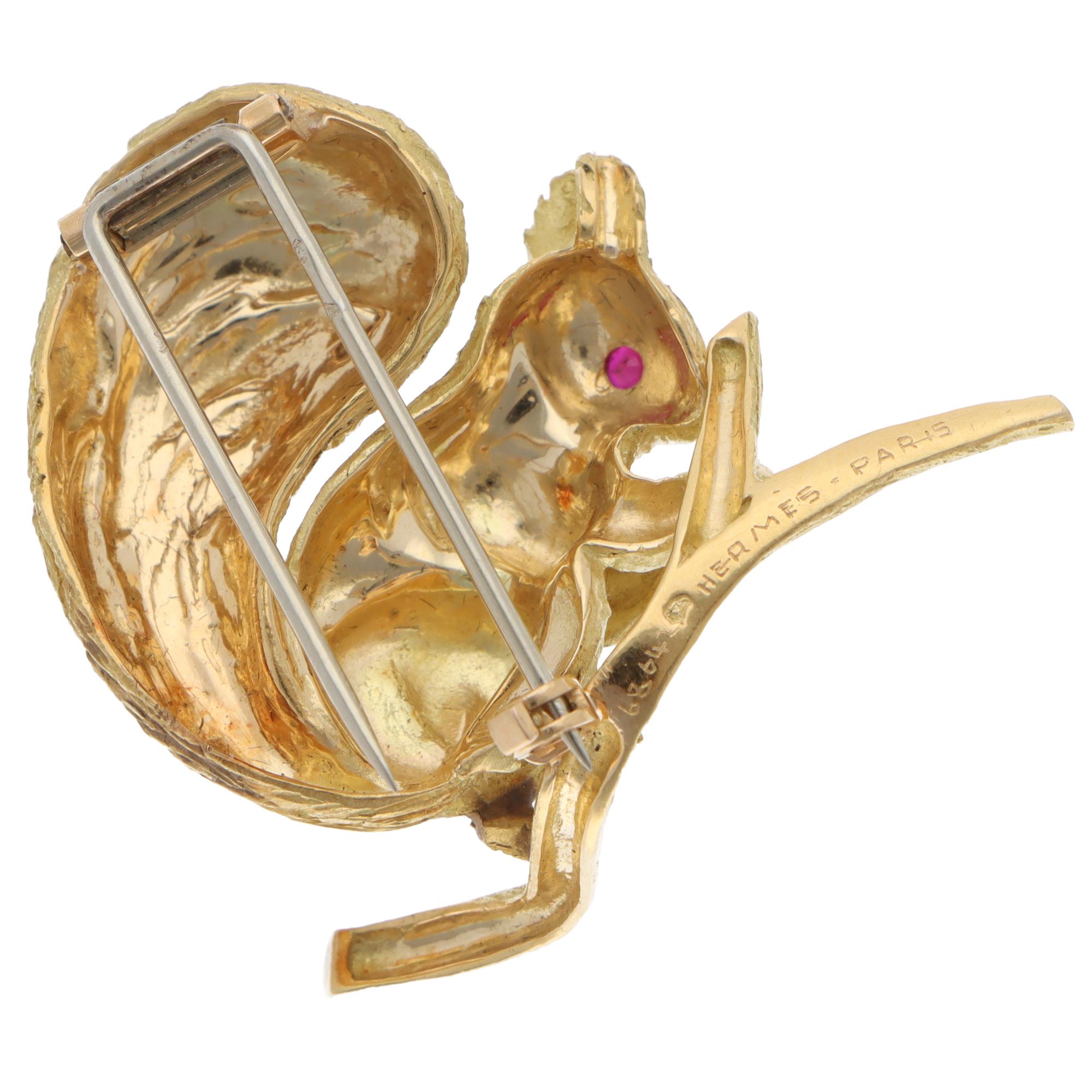 Vintage 1960s Hermès Ruby Squirrel Brooch in Yellow Gold In Excellent Condition In London, GB