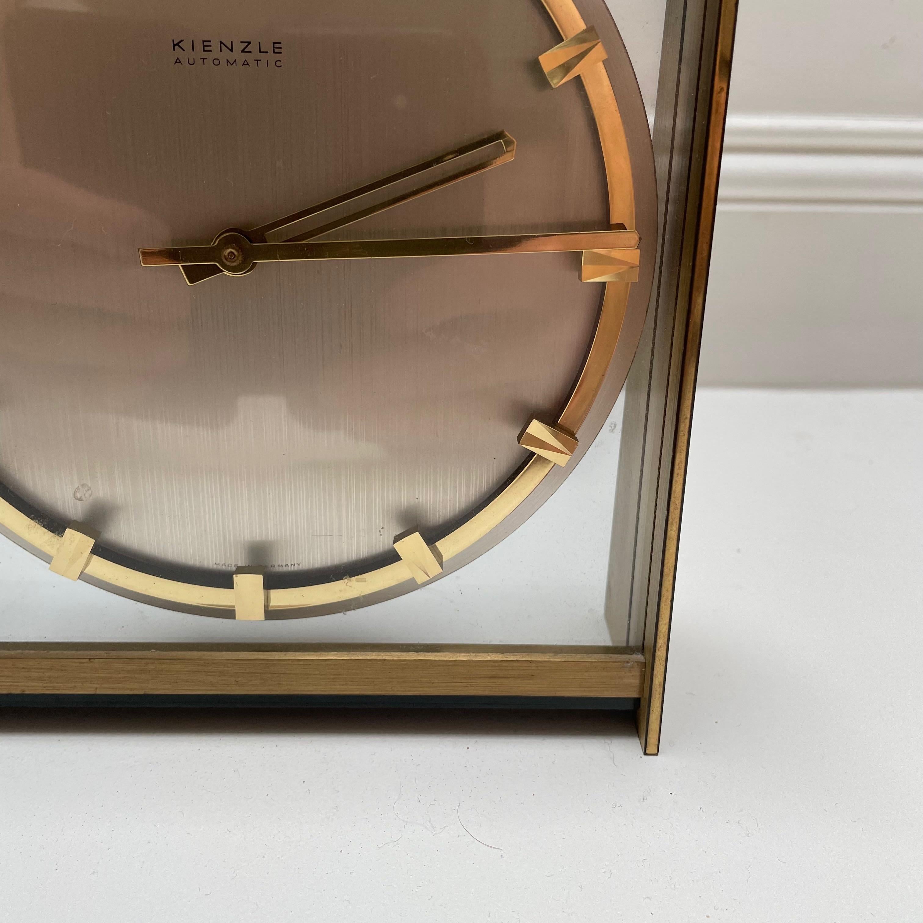 Vintage 1960s Hollywood Regency Brass Glass Table Clock by Kienzle, Germany In Good Condition For Sale In Kirchlengern, DE