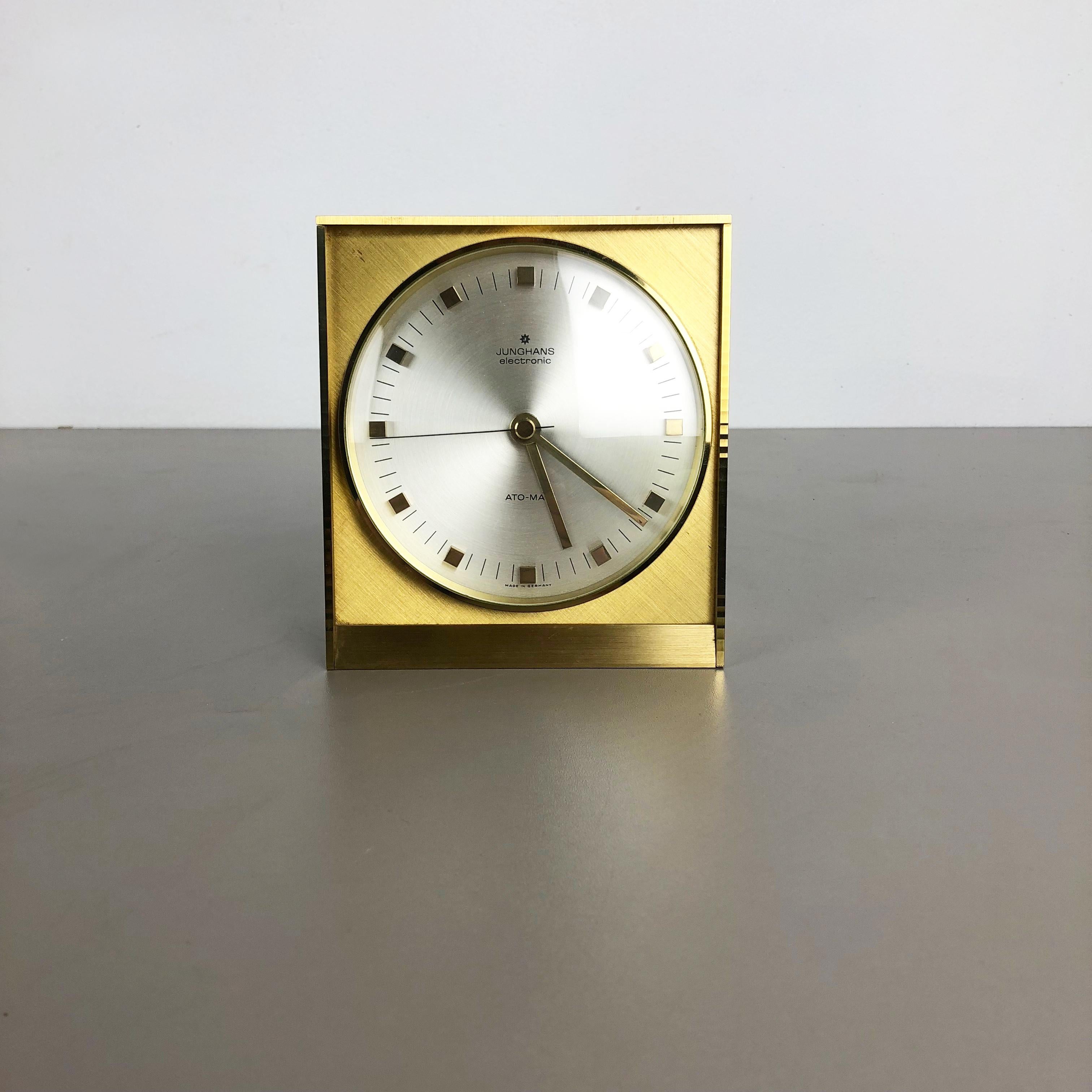 Vintage 1960s Hollywood Regency Brass Table Clock Junghans Electronic, Germany In Good Condition In Kirchlengern, DE