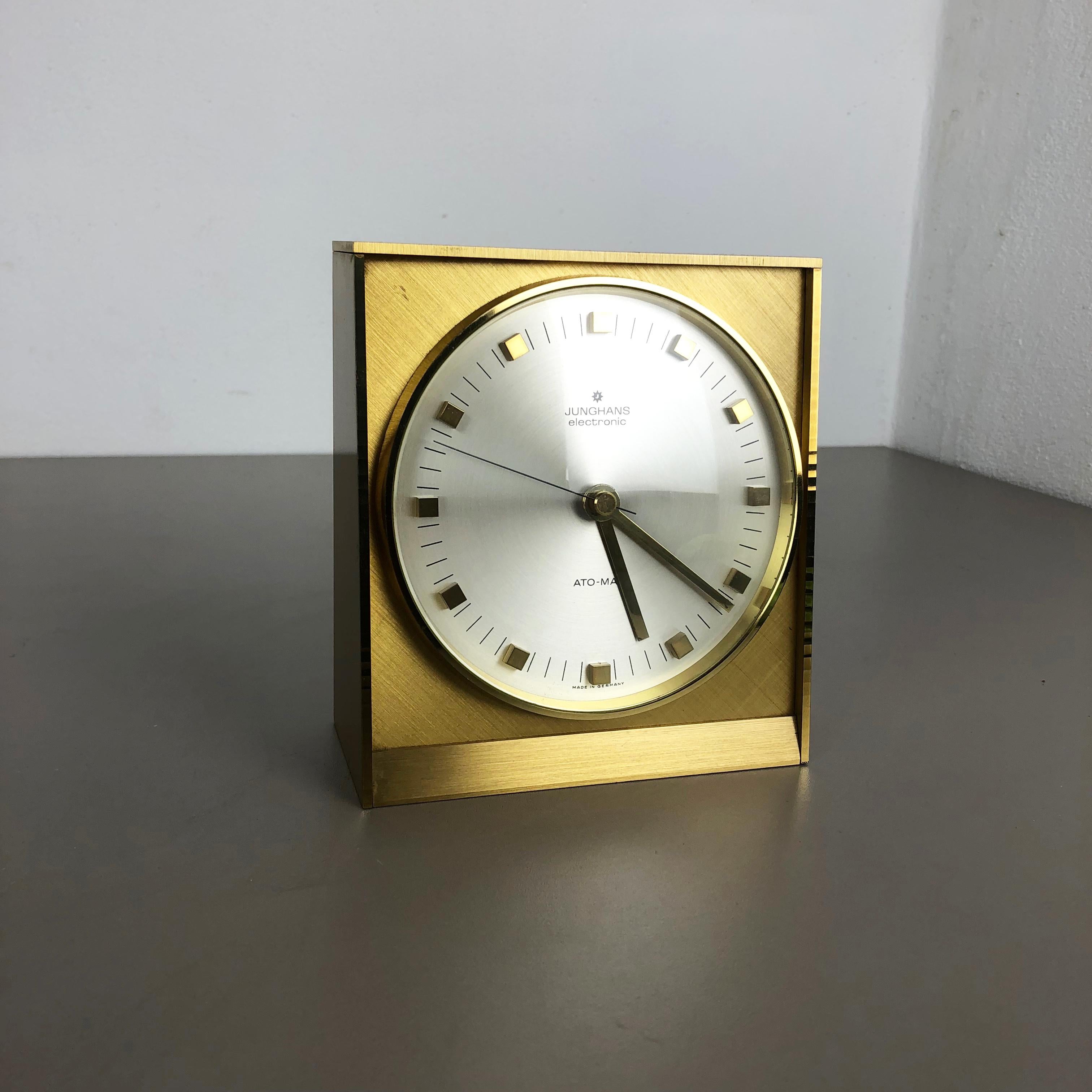 Vintage 1960s Hollywood Regency Brass Table Clock Junghans Electronic, Germany In Good Condition In Kirchlengern, DE