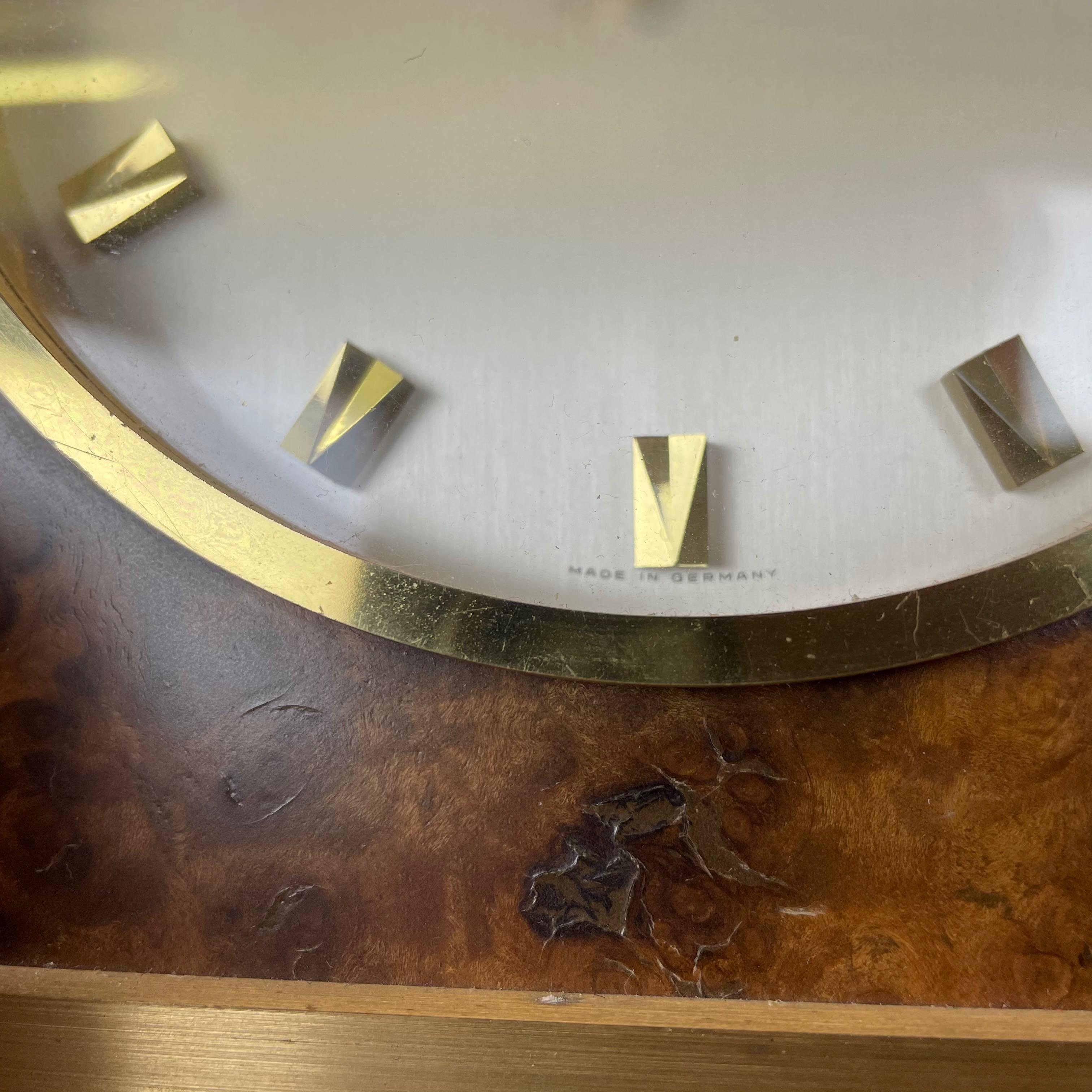 Reloj de sobremesa vintage de nogal y latón Hollywood Regency de los años 60, Kienzle, Alemania en venta 1