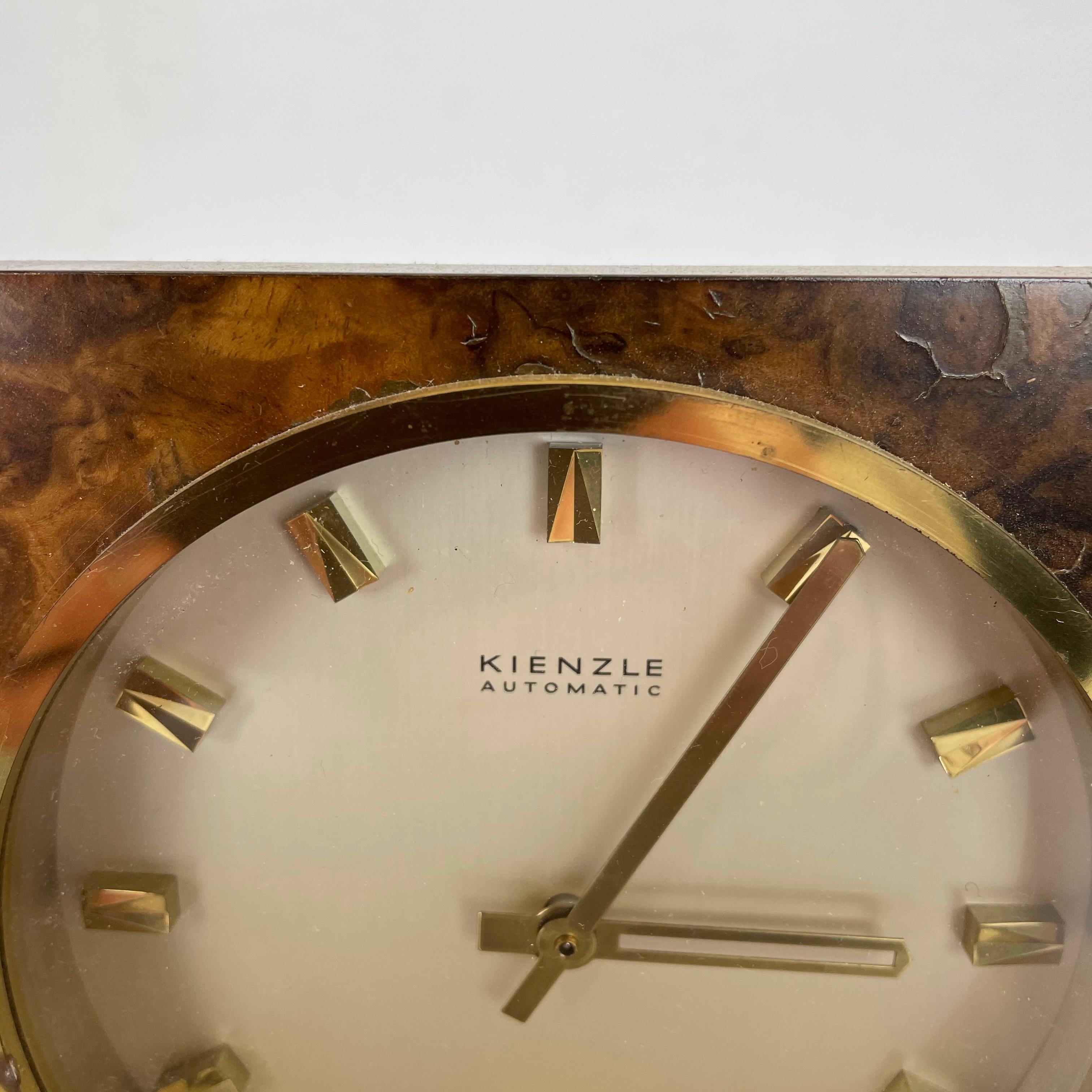 Vintage 1960s Hollywood Regency brass walnut Table Clock by Kienzle, Germany In Good Condition For Sale In Kirchlengern, DE