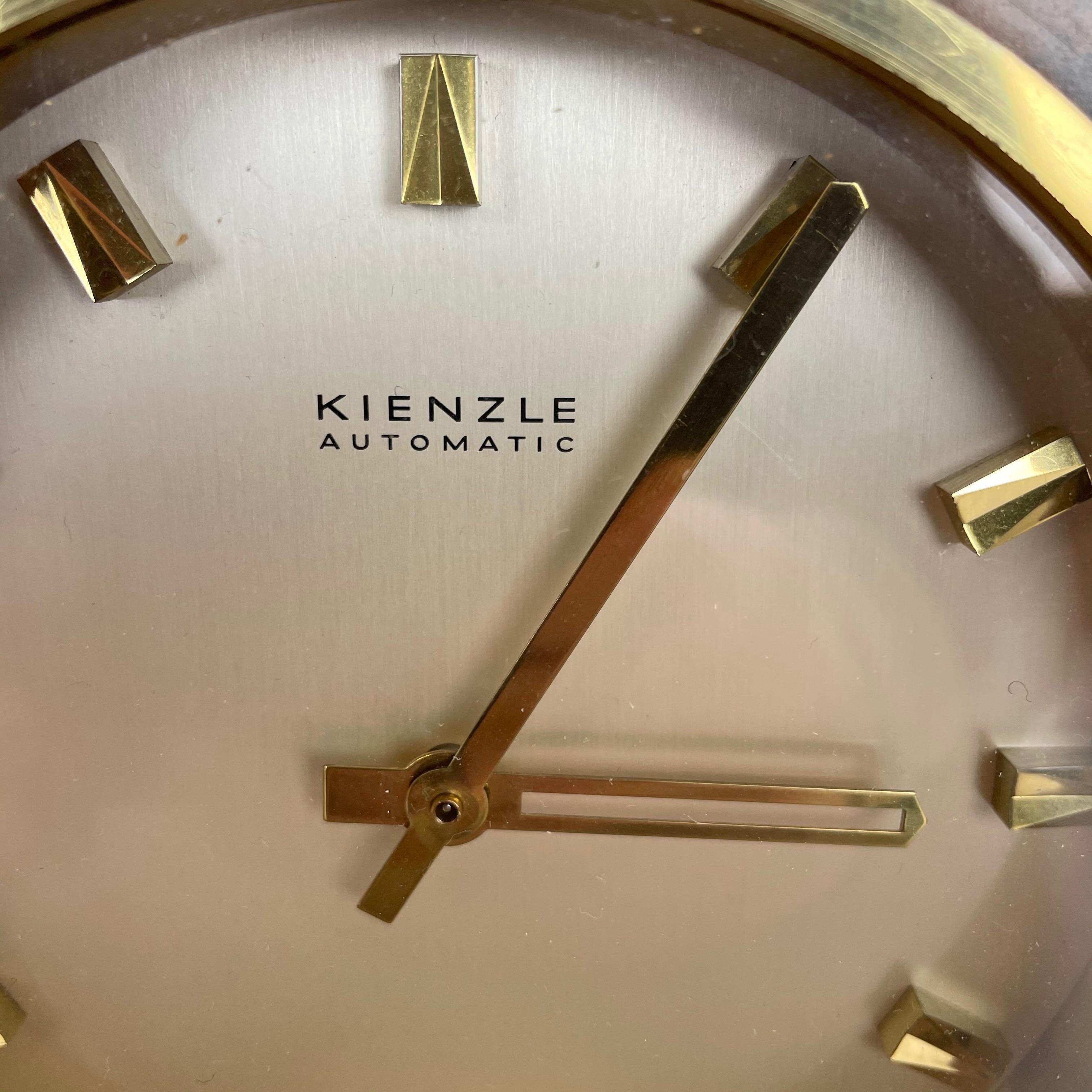 Reloj de sobremesa vintage de nogal y latón Hollywood Regency de los años 60, Kienzle, Alemania Metal en venta