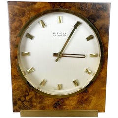 Horloge de table vintage en noyer et laiton Hollywood Regency des années 1960 par Kienzle, Allemagne