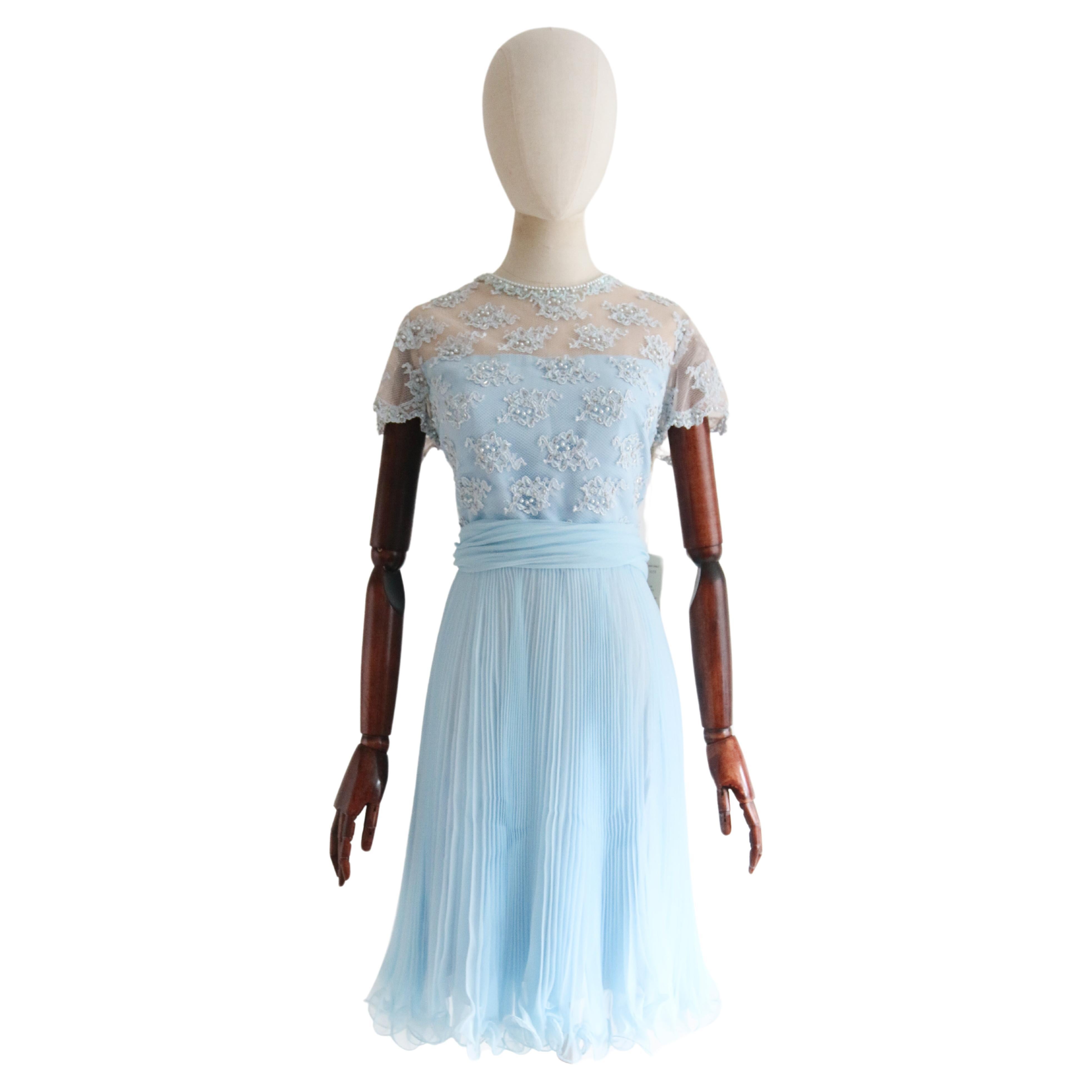 Robe plissée vintage des années 1960 en mousseline et dentelle bleu glace GB 12 US 8