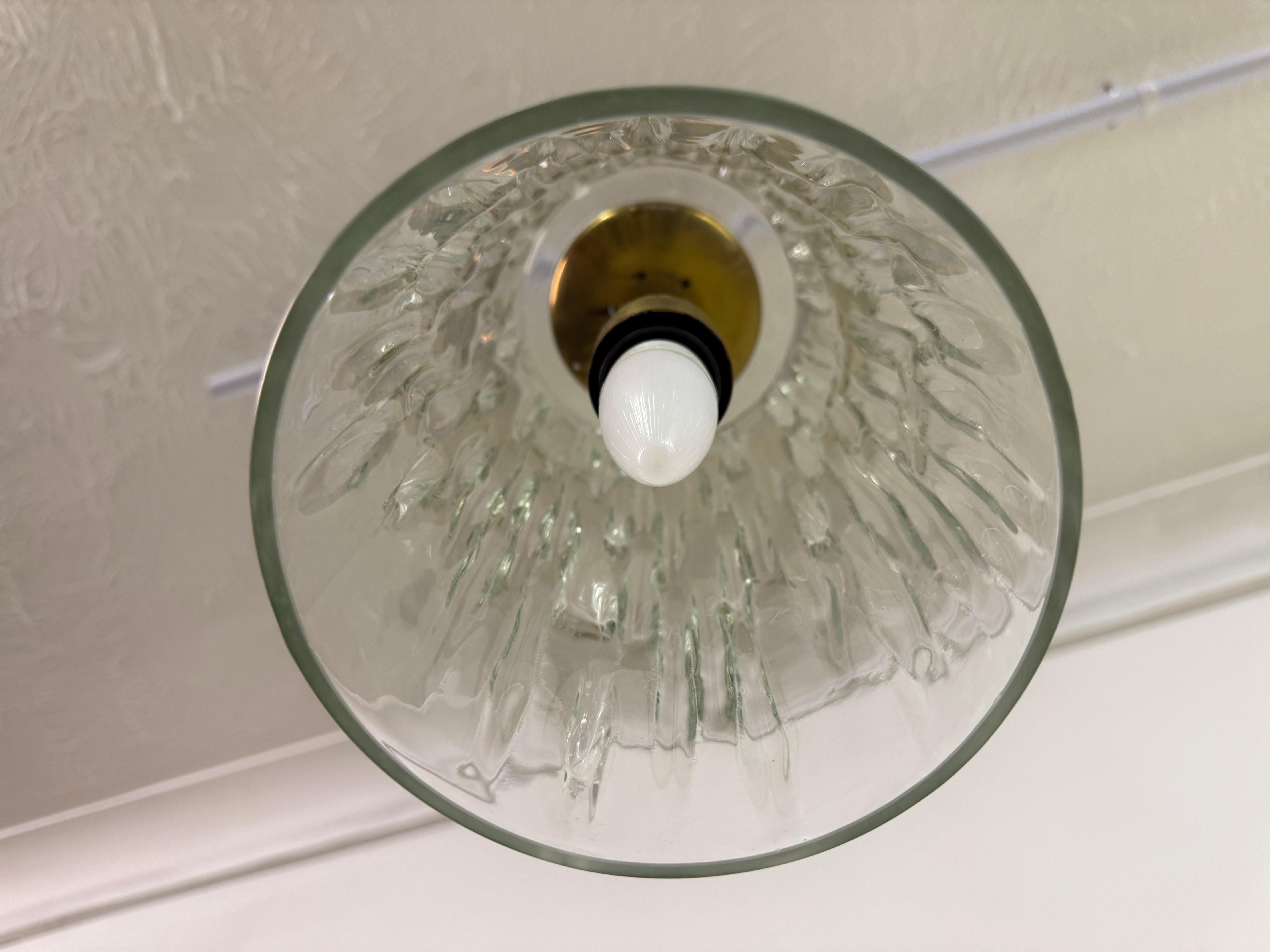 Ciondolo da soffitto in vetro ghiaccio e ottone, vintage 1960 in vendita 3