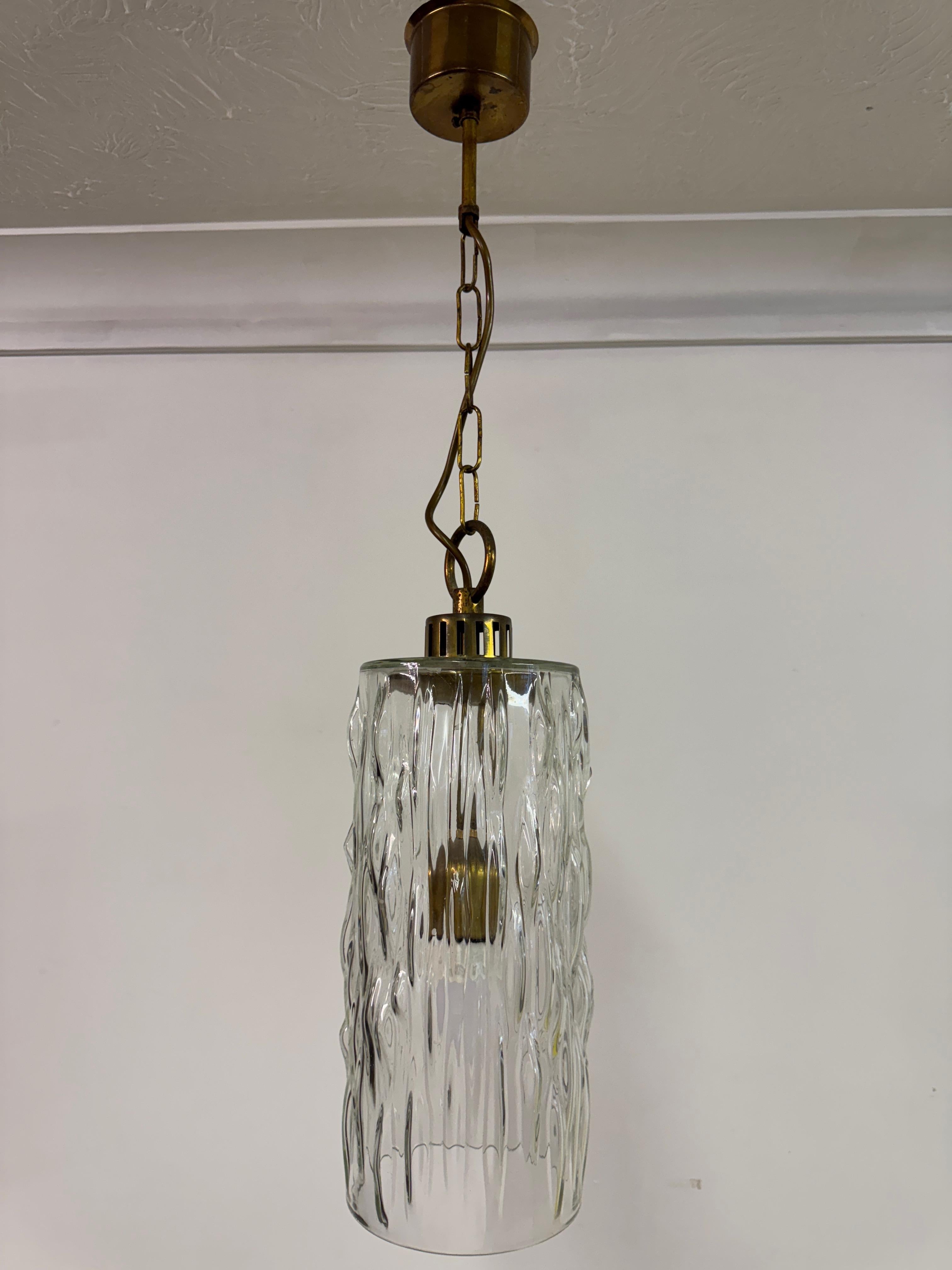 Mid-Century moderno Ciondolo da soffitto in vetro ghiaccio e ottone, vintage 1960 in vendita