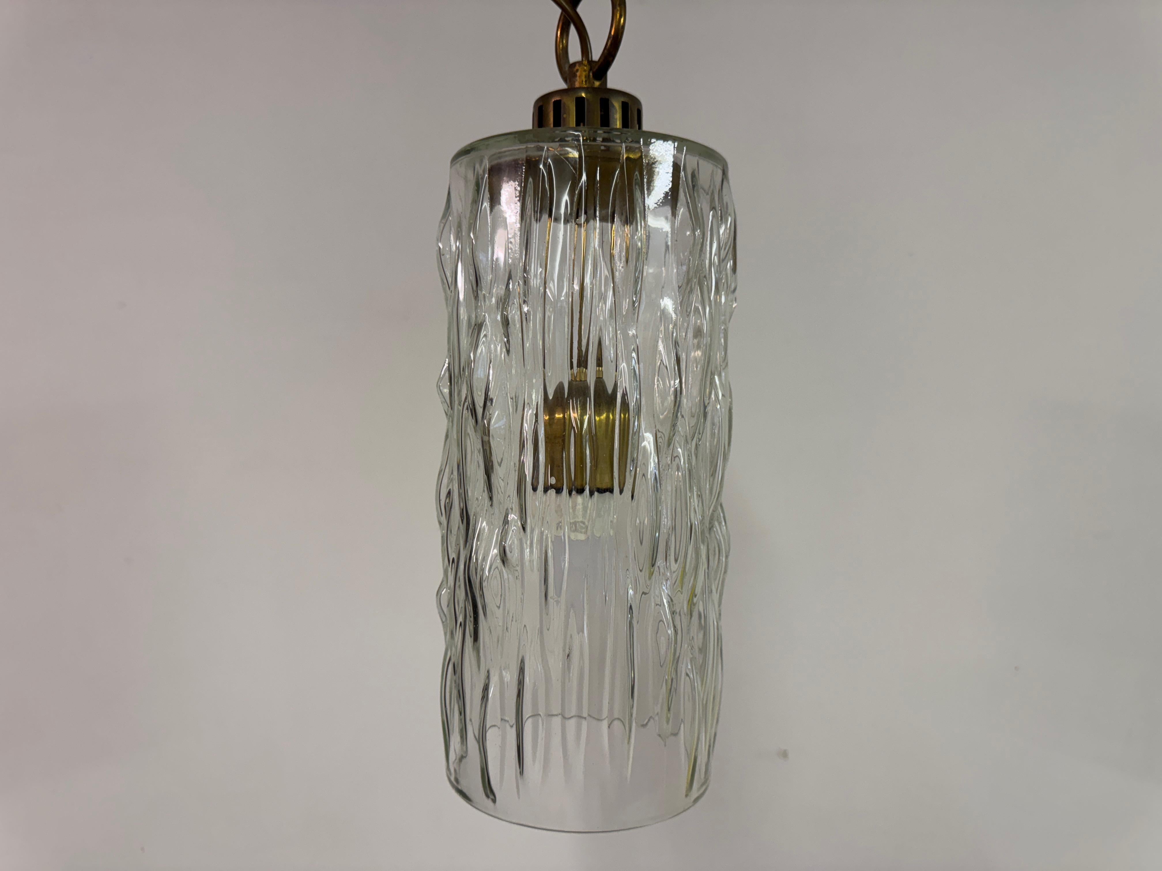 Belga Ciondolo da soffitto in vetro ghiaccio e ottone, vintage 1960 in vendita