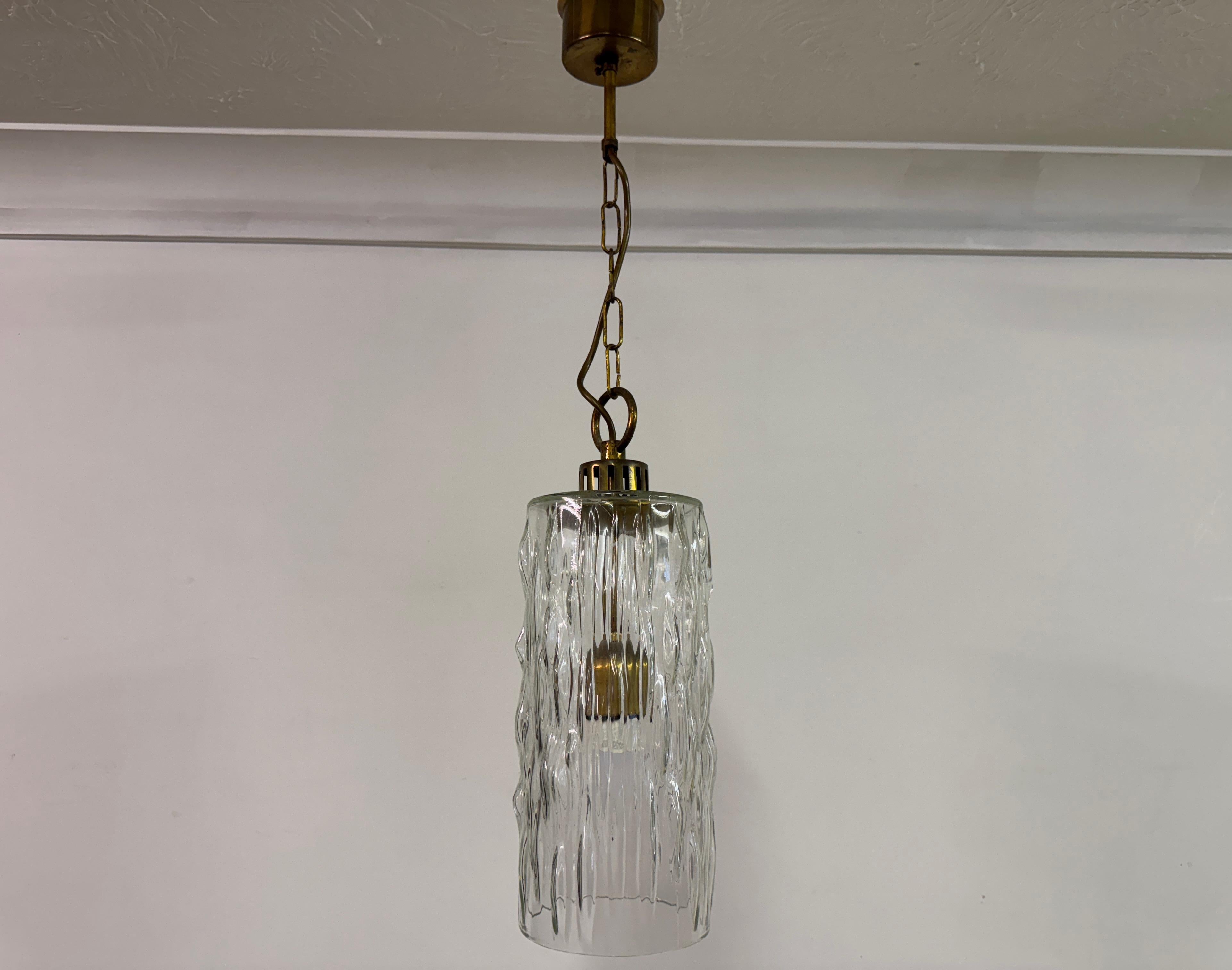 Ciondolo da soffitto in vetro ghiaccio e ottone, vintage 1960 In condizioni buone in vendita a London, London