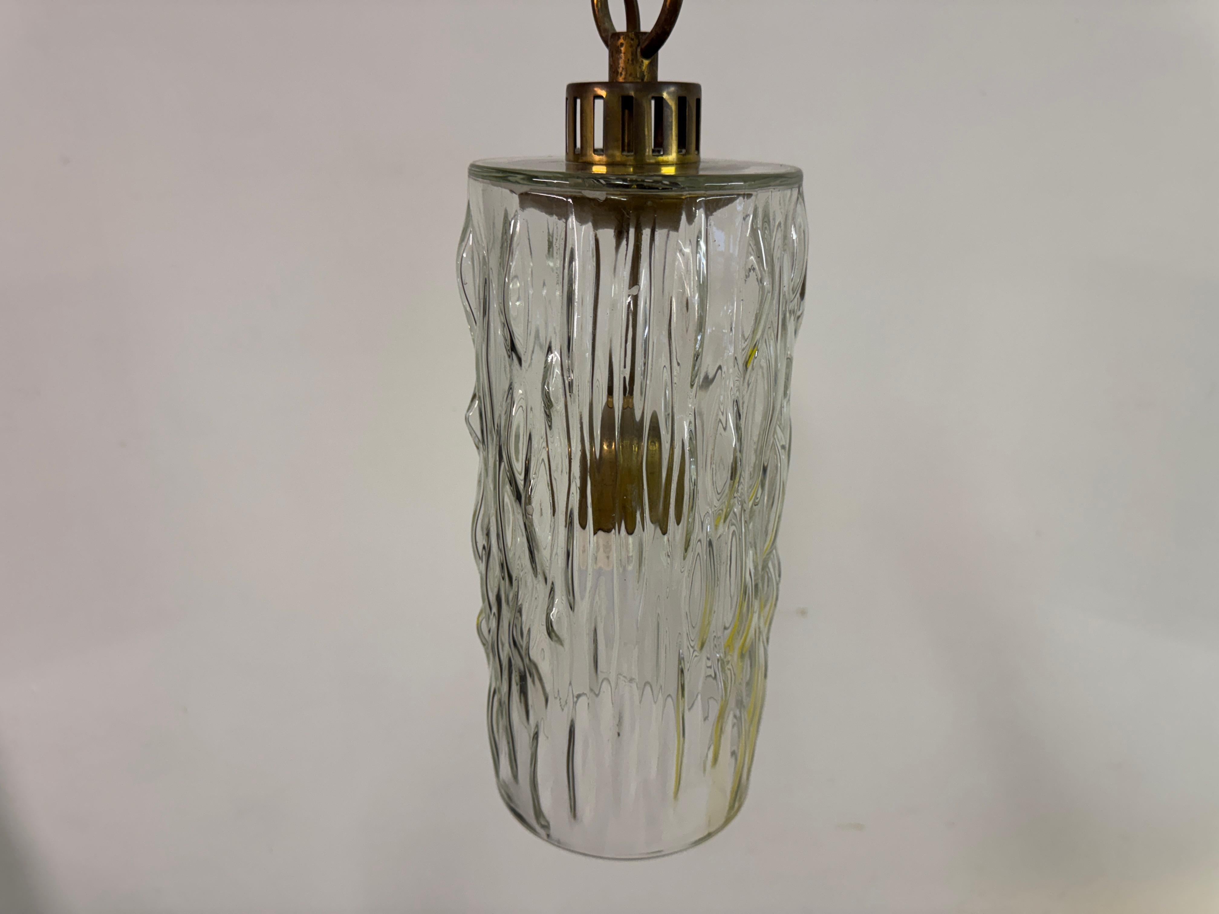 Ottone Ciondolo da soffitto in vetro ghiaccio e ottone, vintage 1960 in vendita