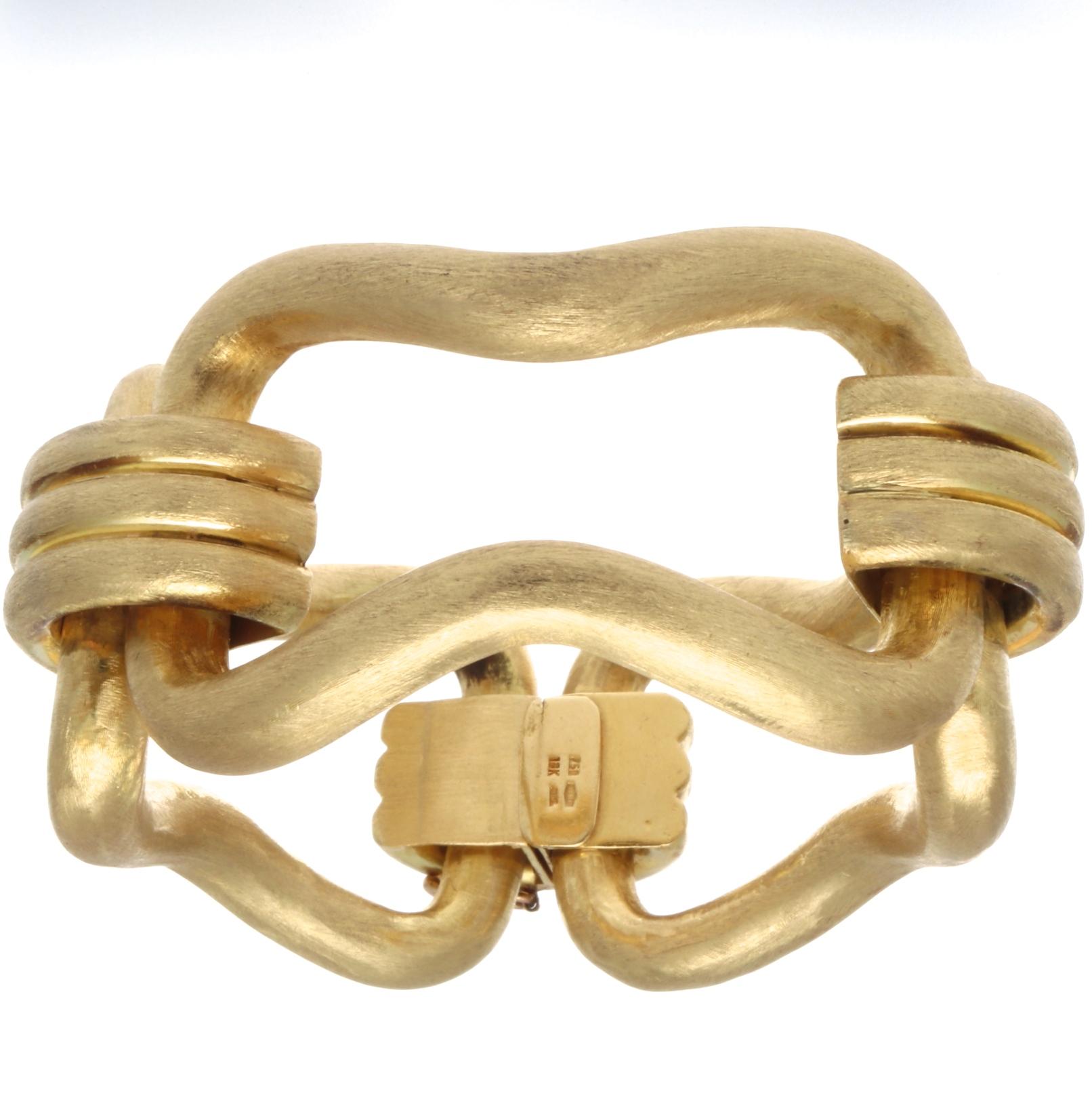 Vintage 1960s Italian 18 Karat Gold Satin Finish Large Link Bracelet In Excellent Condition In Beverly Hills, CA