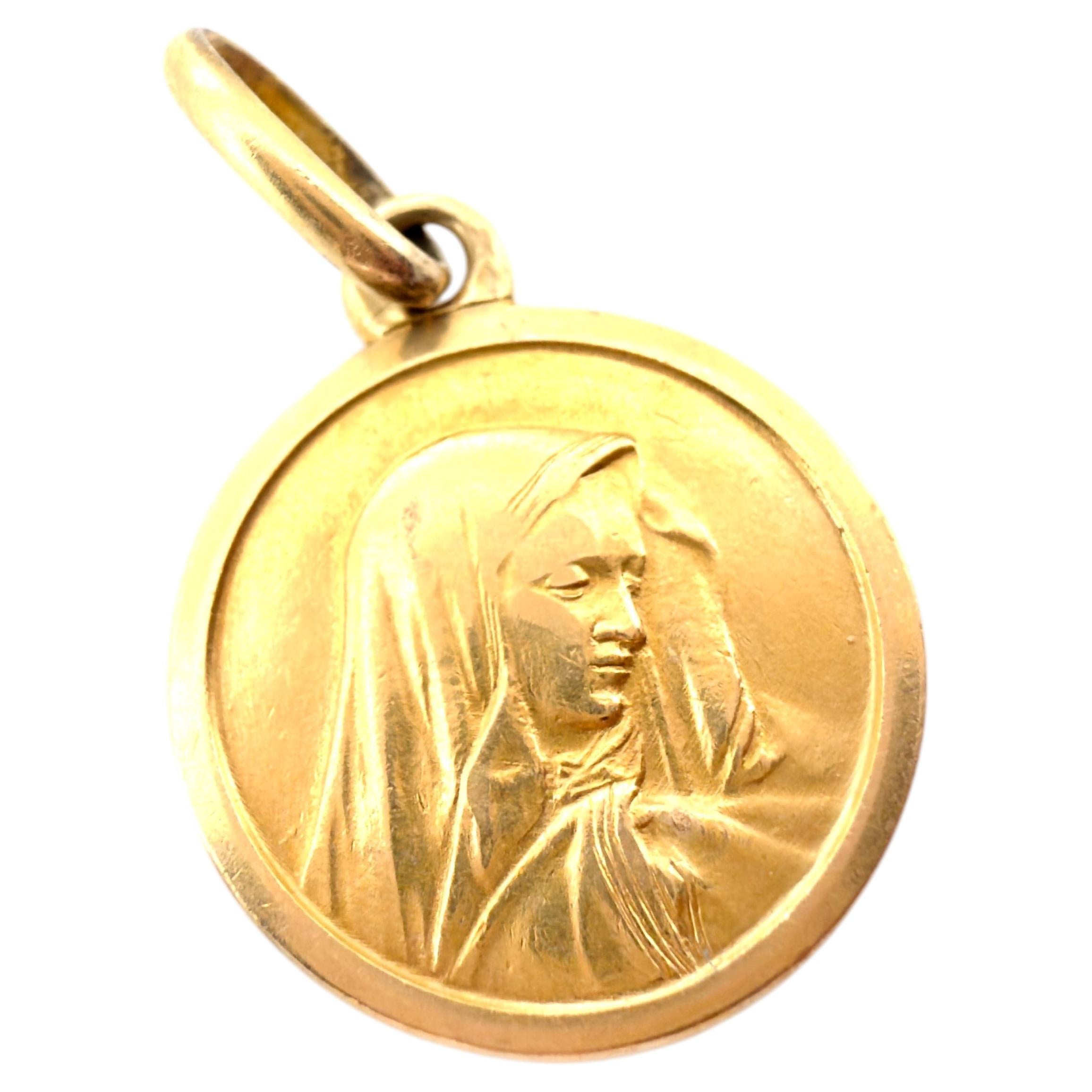 Medallón italiano vintage de los años 60 con la Virgen María, de oro de 18 quilates, colgante