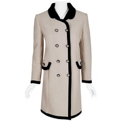 Manteau modulaire à double boutonnage en soie plissée crème de haute couture italienne, années 1960