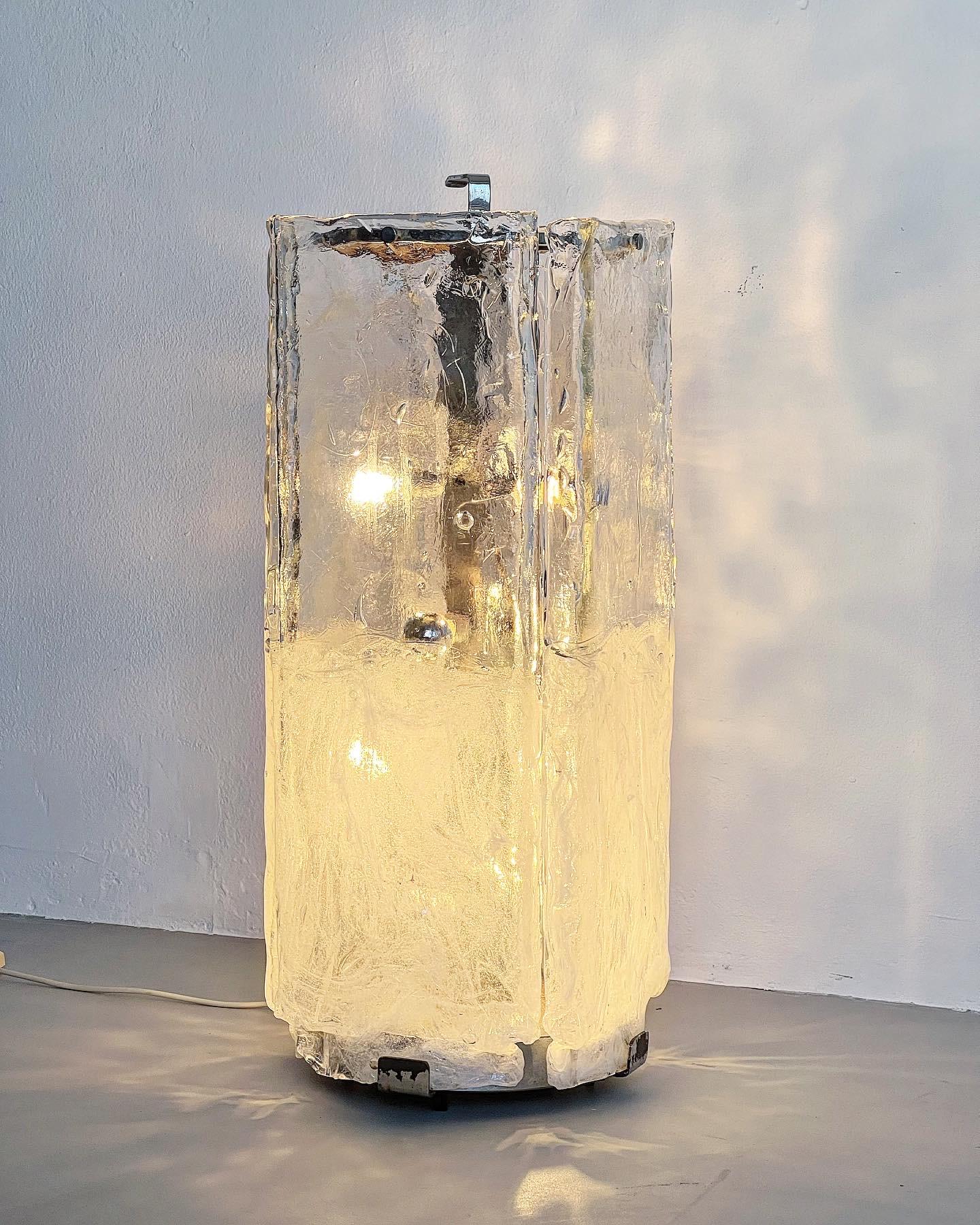 Nous proposons à la vente un lampadaire vintage, fabriqué en Italie probablement au début des années 1960. Il est composé d'une structure autoportante en métal chromé et de trois grands panneaux épais en verre de Murano - chacun mesurant 35 cm de