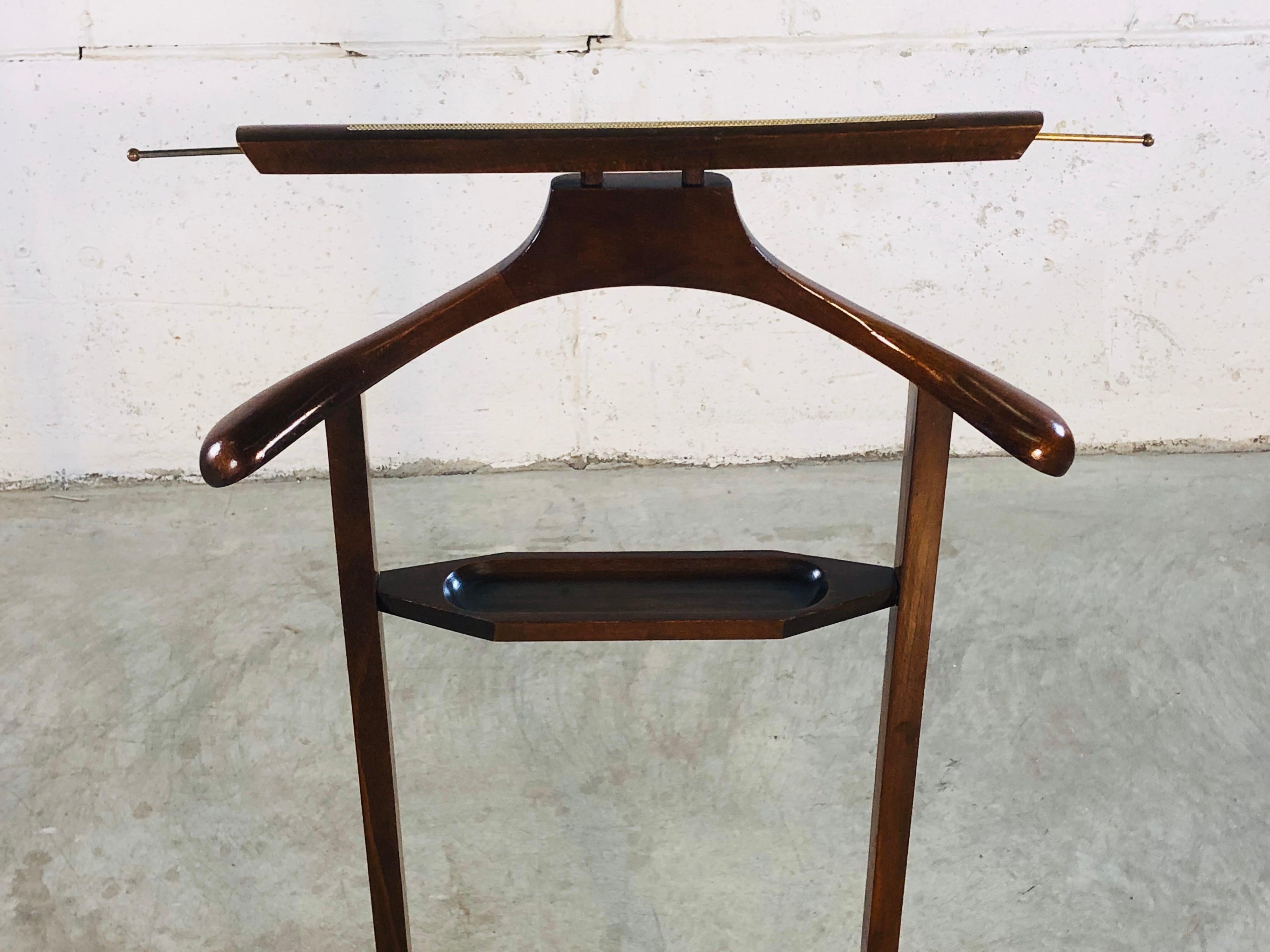 Vintage 1960s men’s Italian mahogany wood bedroom valet with side pulls for ties and a shelf for change and cufflinks. Marked underneath Made in Italy.