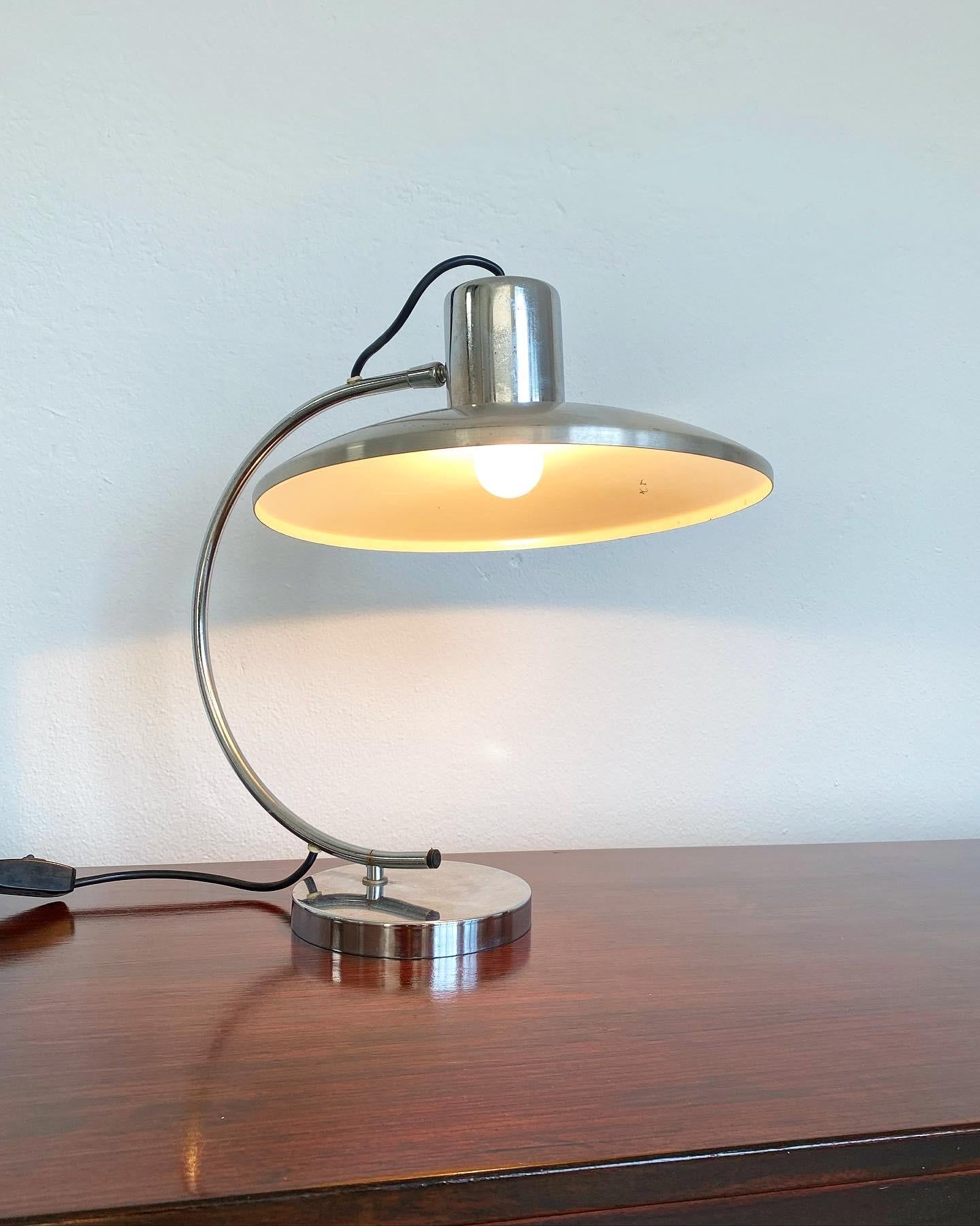 Mid-Century Aluminum Table Lamp, Sculptural and Decorative, Timeless Design In Good Condition For Sale In Milan, IT