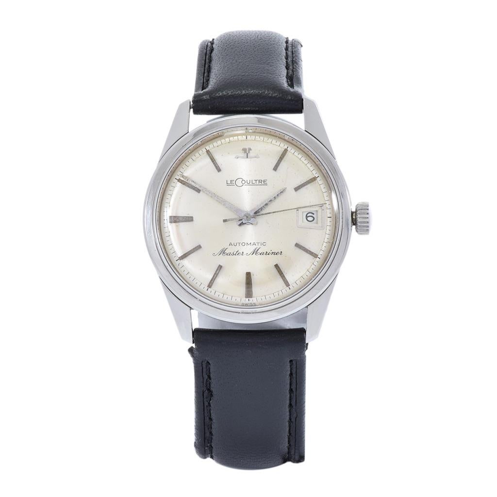 Voici la montre-bracelet LeCoultre Master Marin vintage des années 1960. Ce garde-temps exquis présente un boîtier rond en acier inoxydable de 34 mm, un mouvement automatique, des index bâtons argentés sur un cadran argenté et une grande trotteuse à