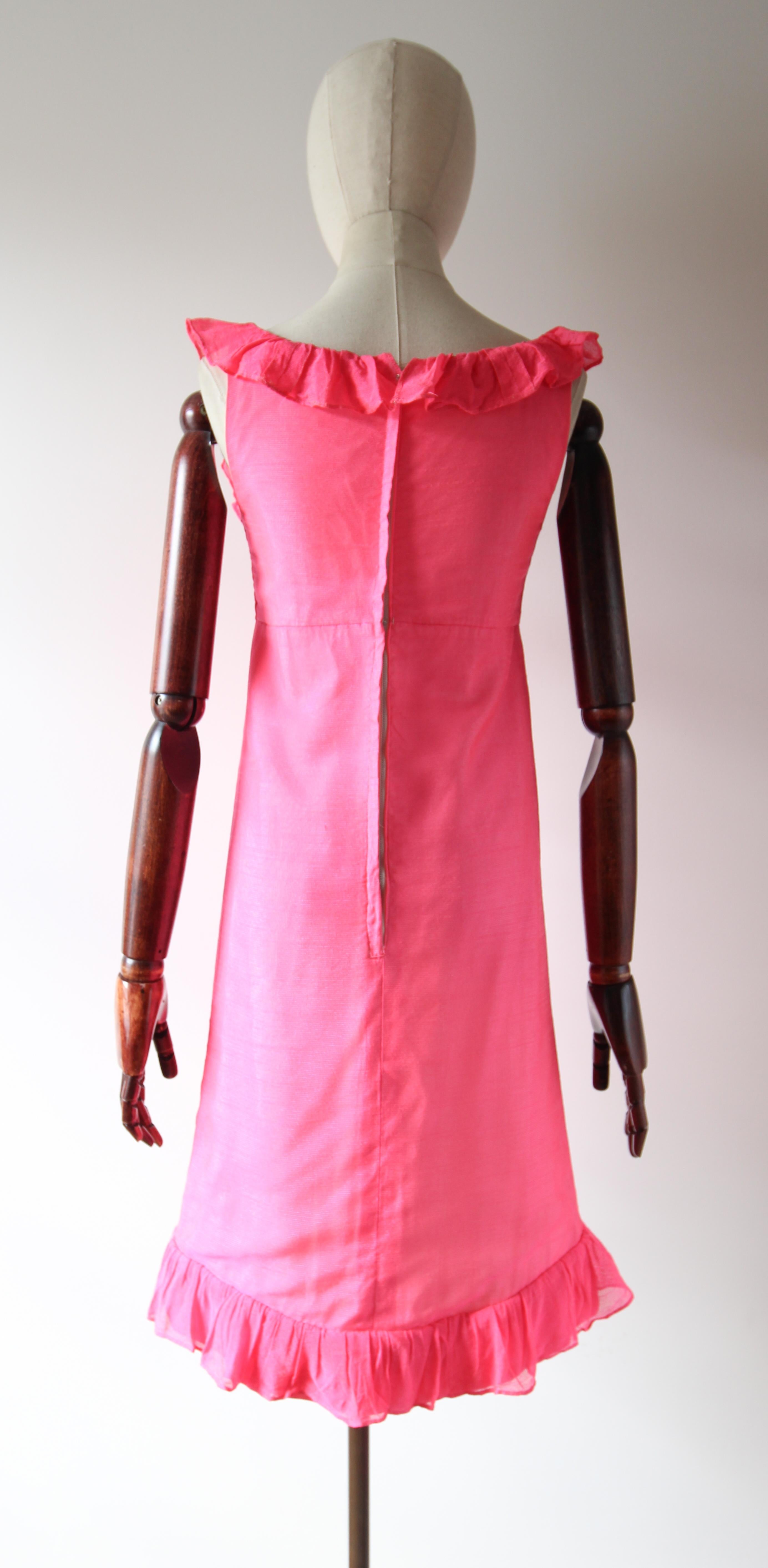 Vintage 1960's Jean Varon Neon Rosa Rüschen Mini Kleid Sixties UK 6-8 US 2-4 im Angebot 2