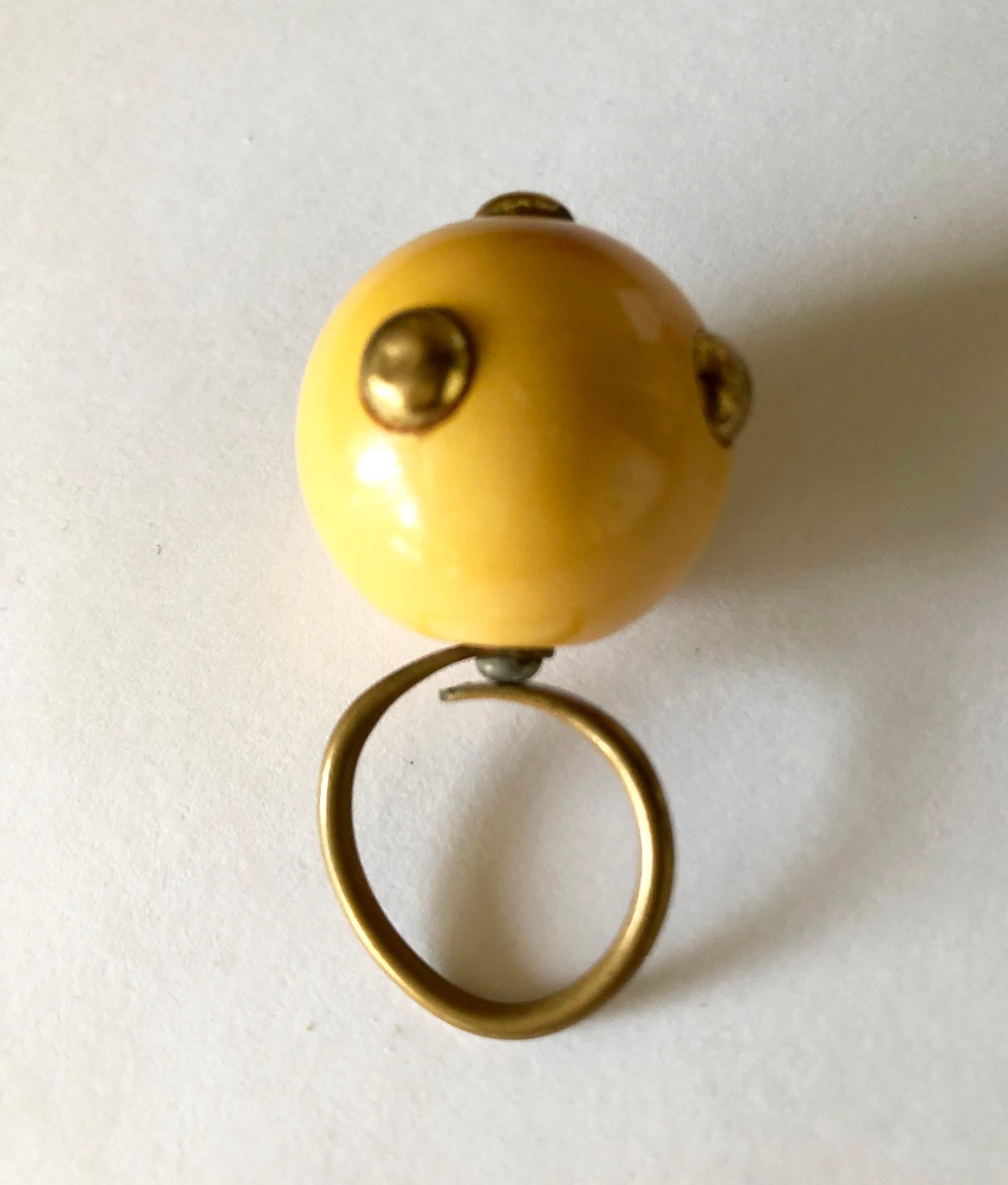 Vintage 1960er Kenneth Jay Lane Beige Bakelit Kunststoff Go Go Ring Messing Ohrstecker im Zustand „Gut“ in Palm Springs, CA