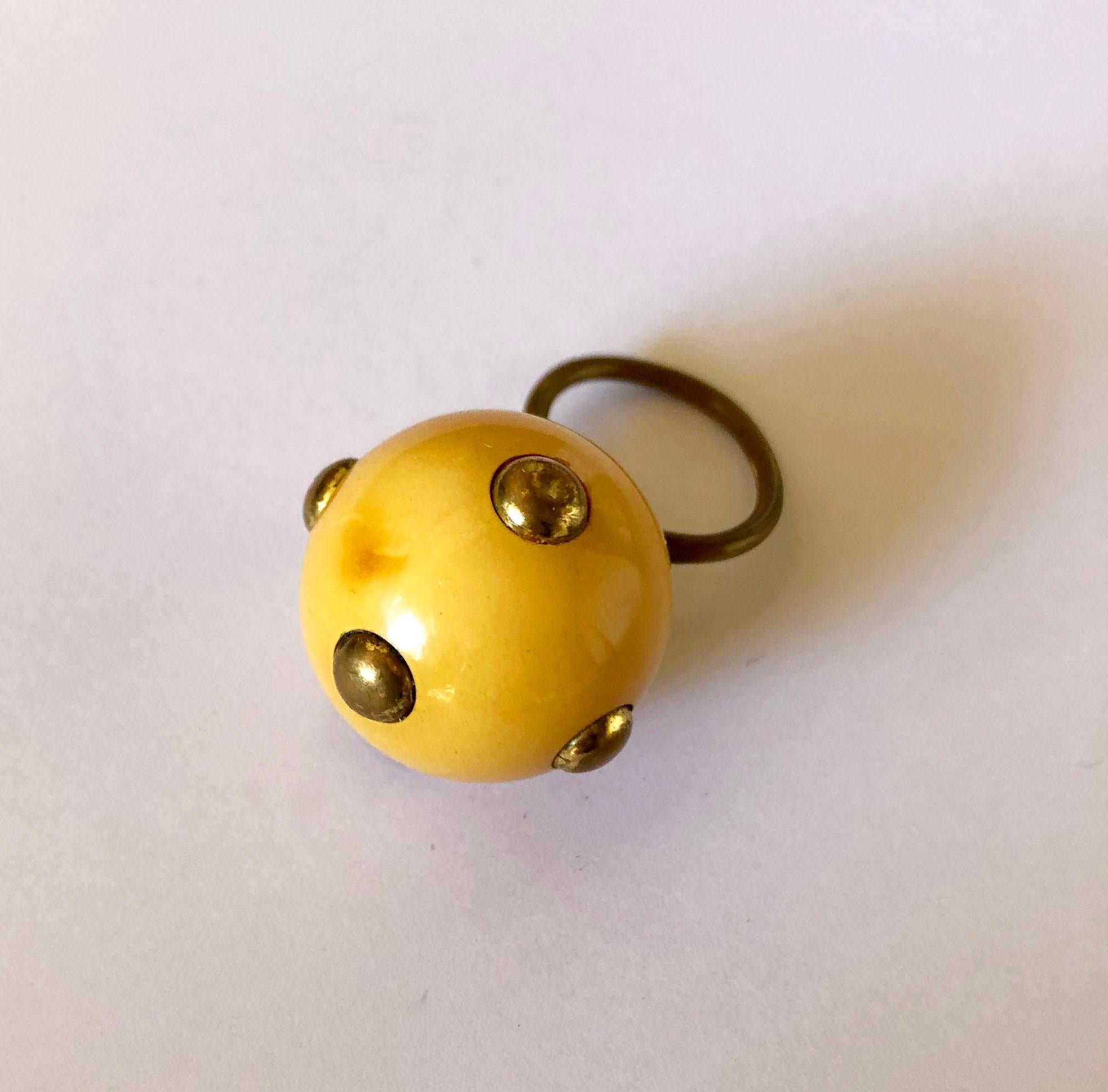 Vintage 1960er Kenneth Jay Lane Beige Bakelit Kunststoff Go Go Ring Messing Ohrstecker 1