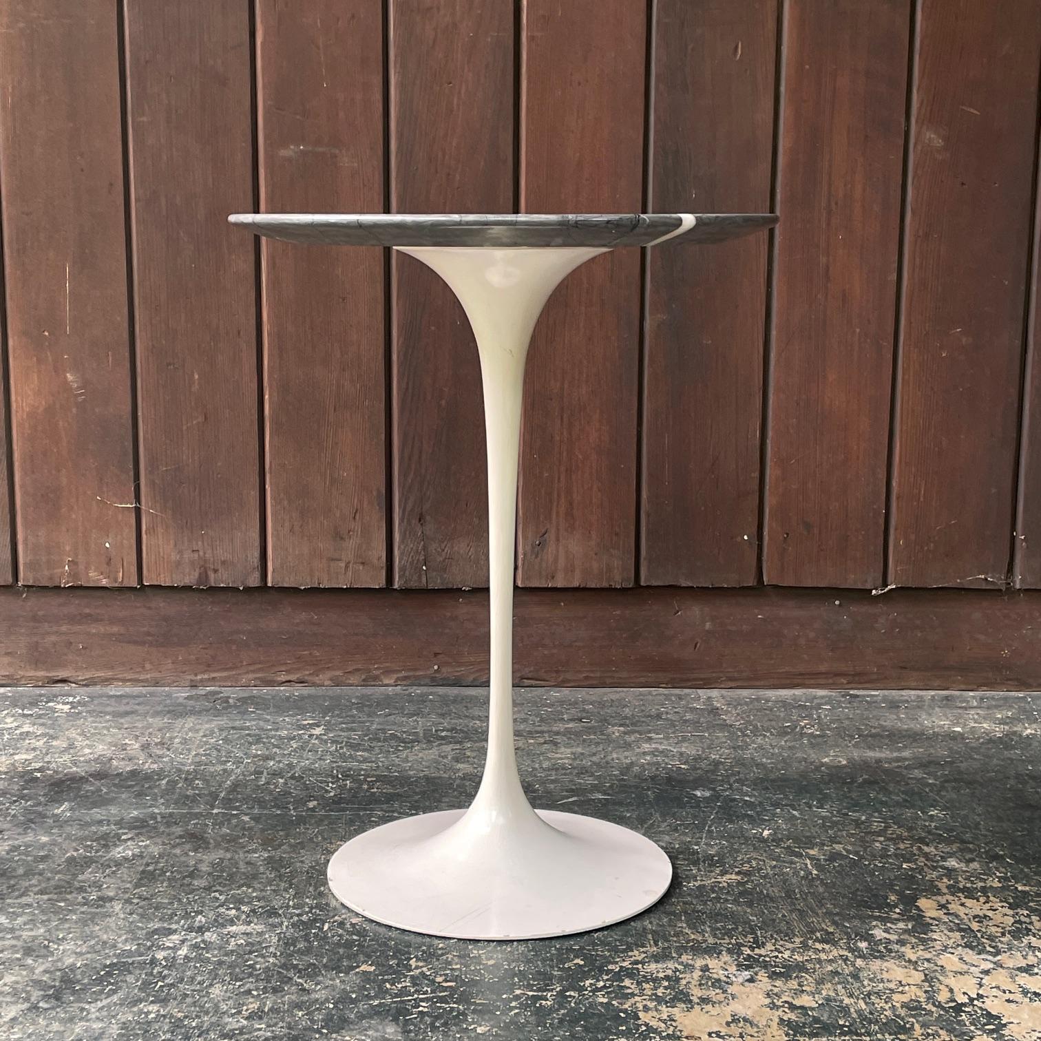 Mid-Century moderno Vintage 1960 Knoll Tavolino in marmo con piedistallo Grigio + Bianco a righe in vendita