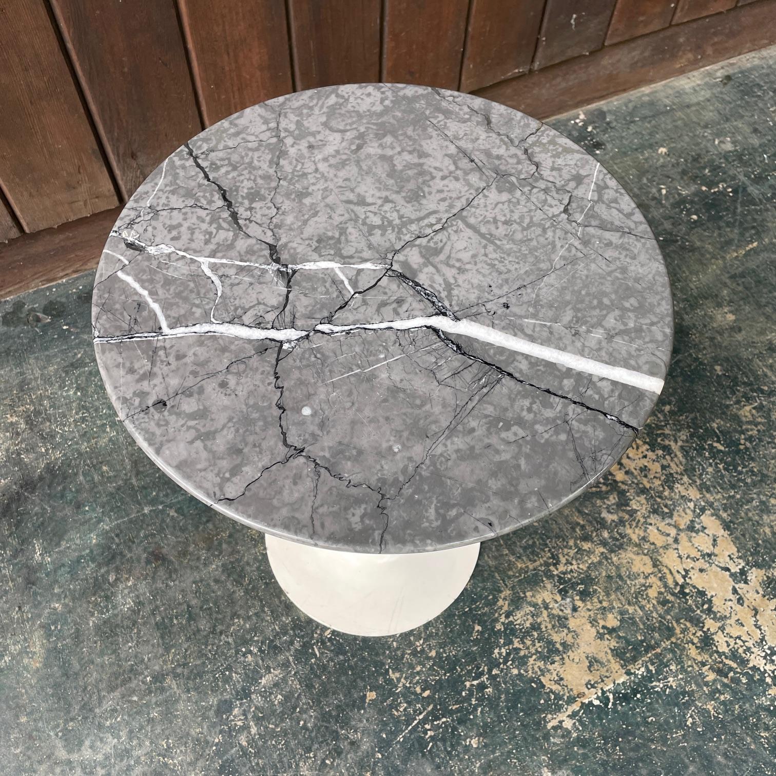 Fatto a macchina Vintage 1960 Knoll Tavolino in marmo con piedistallo Grigio + Bianco a righe in vendita