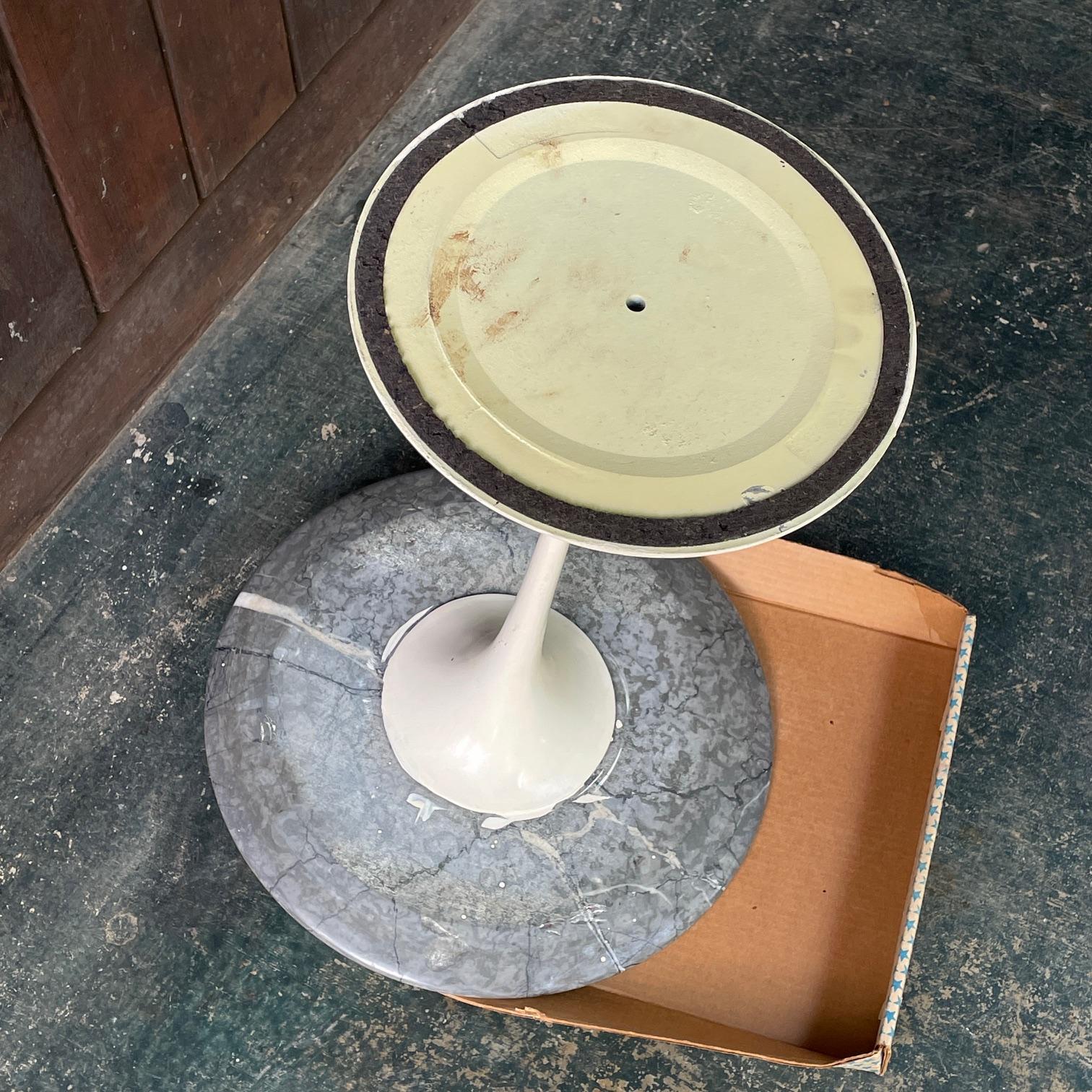 Vintage 1960 Knoll Tavolino in marmo con piedistallo Grigio + Bianco a righe In condizioni discrete in vendita a Hyattsville, MD