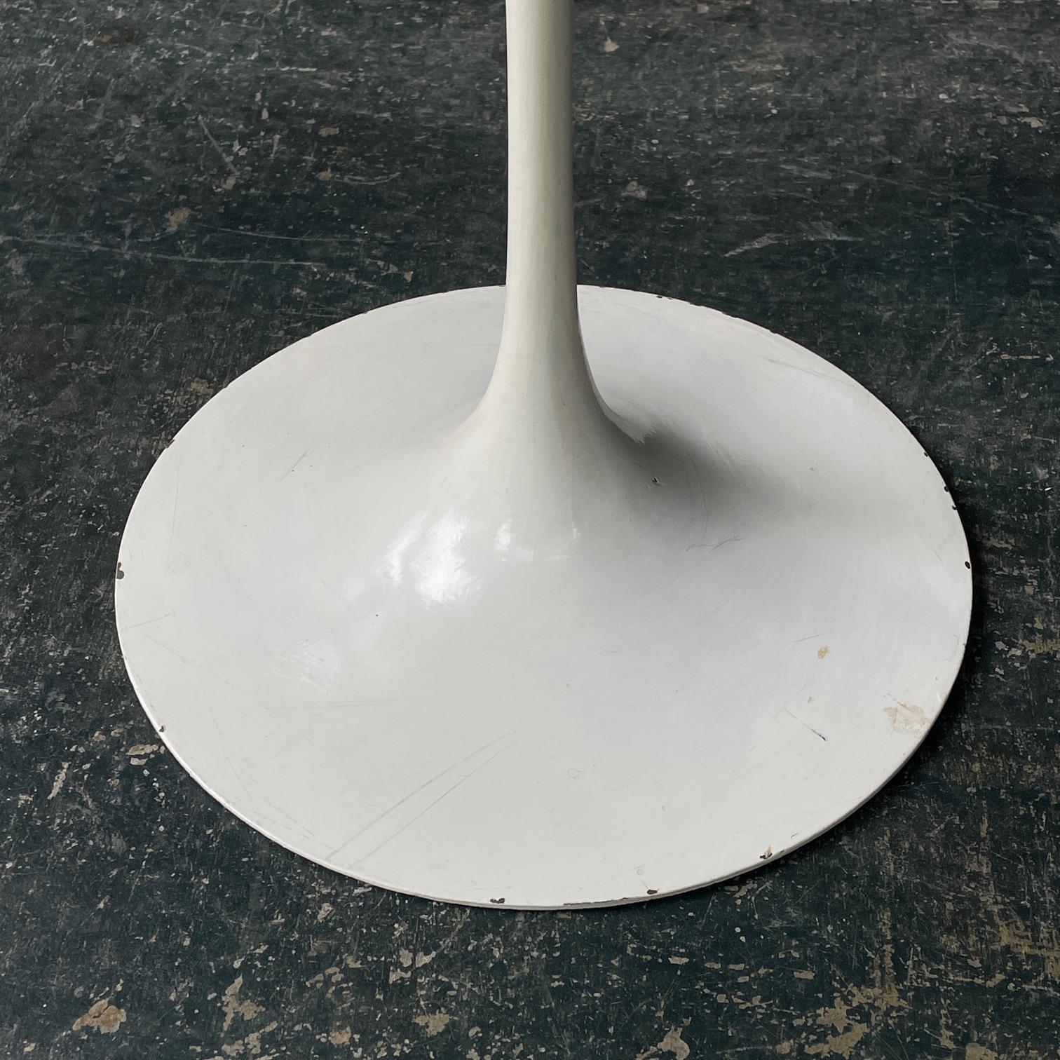 Metà XX secolo Vintage 1960 Knoll Tavolino in marmo con piedistallo Grigio + Bianco a righe in vendita