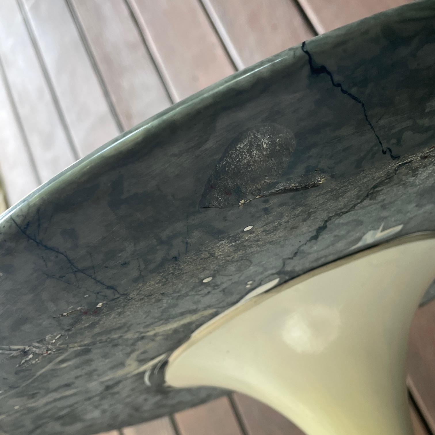 Vintage 1960 Knoll Tavolino in marmo con piedistallo Grigio + Bianco a righe in vendita 1