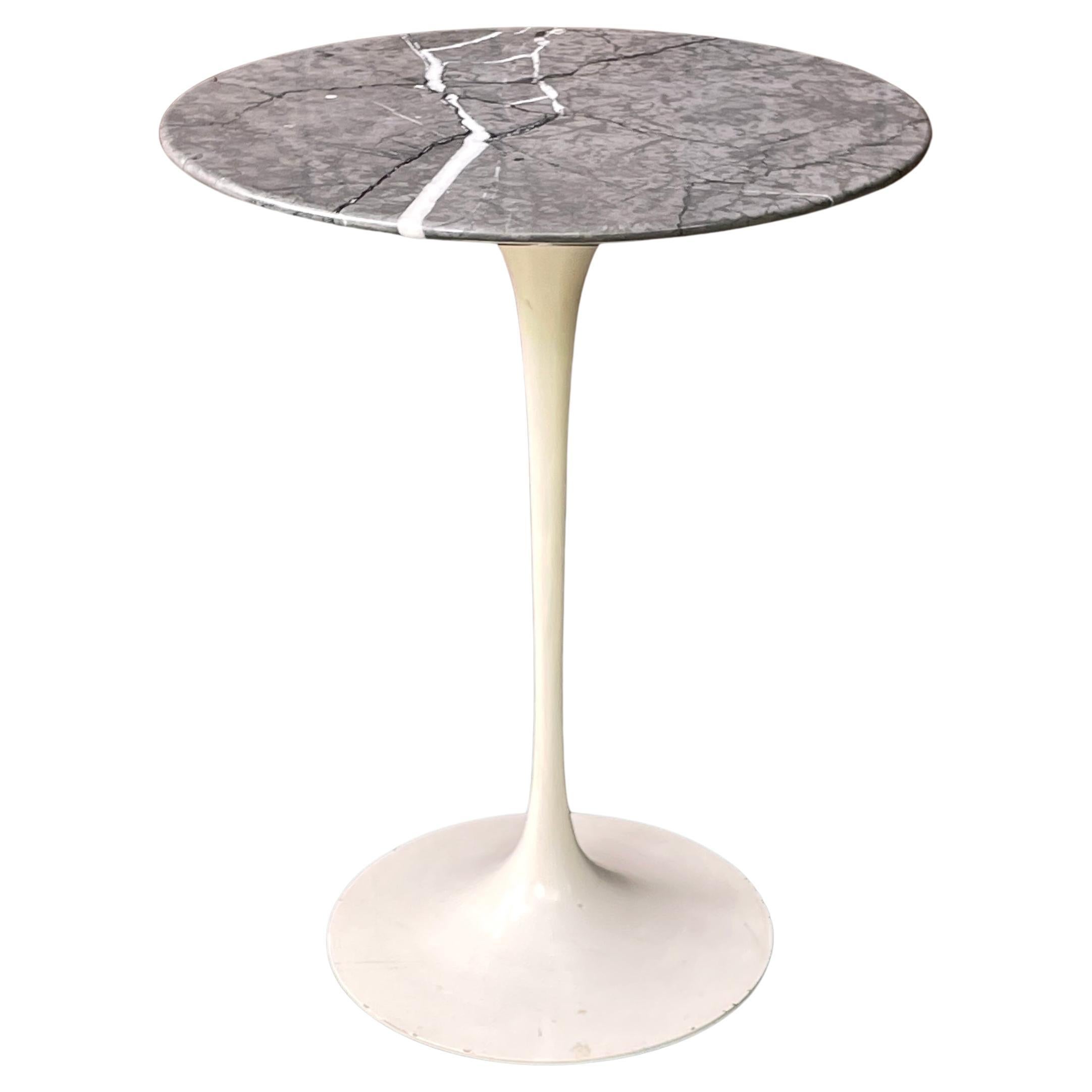Vintage 1960 Knoll Tavolino in marmo con piedistallo Grigio + Bianco a righe in vendita