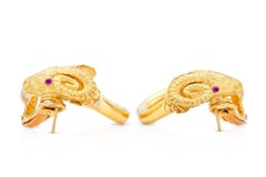 Orecchini a cerchio con testa di capra Lalaounis vintage 1960 con rubini