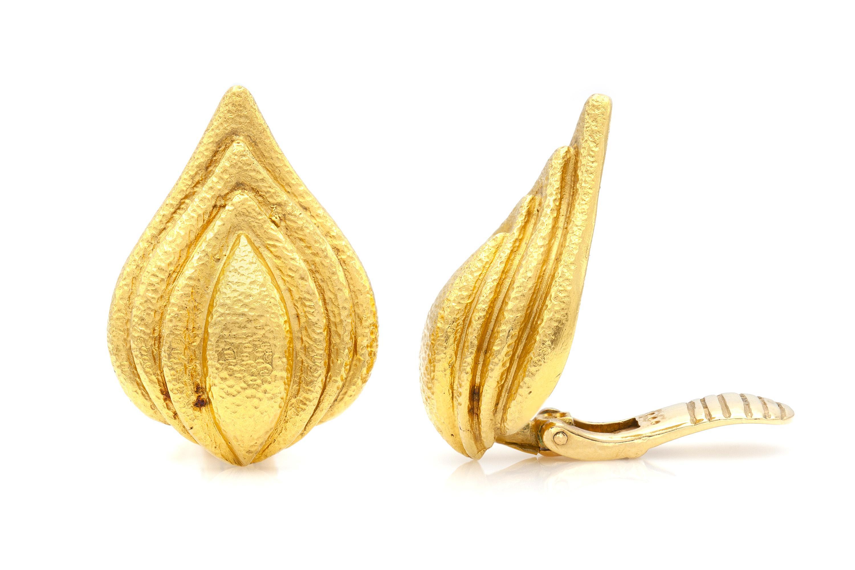 Finely crafted in 18K yellow gold.
Signed by Lalaounis
Circa 1960s
1 1/8 x 3/4 inches