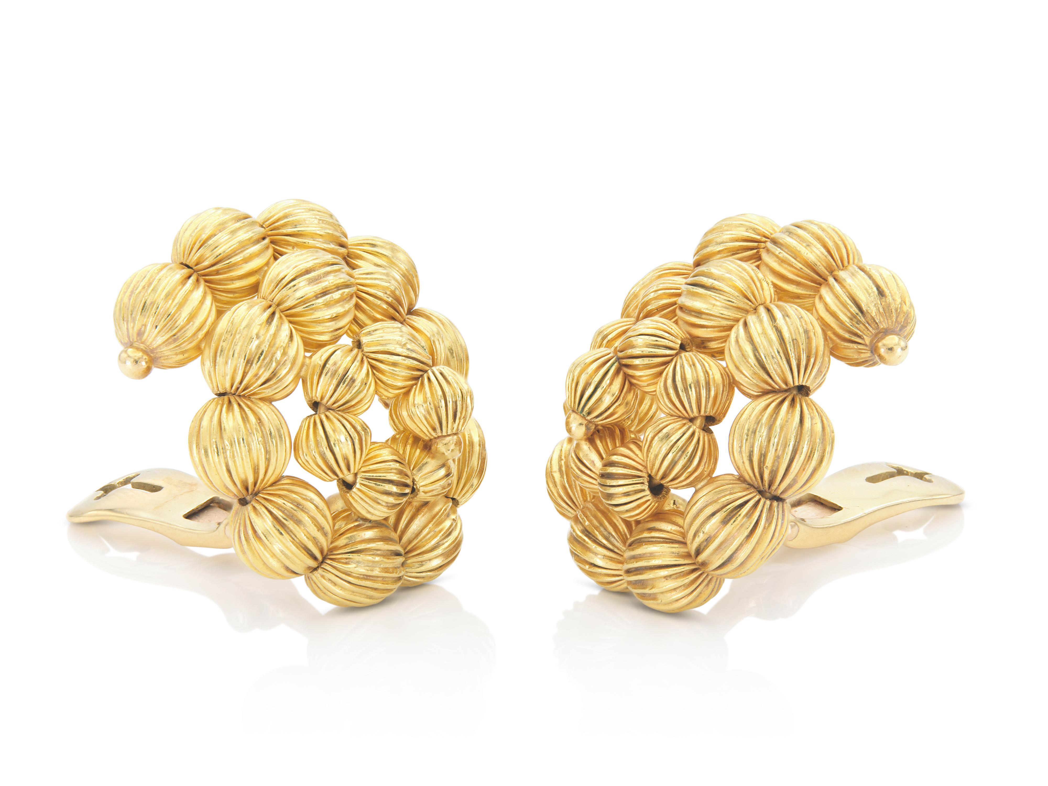 Finemente realizzato in oro giallo 18 carati.
Firmato da Ilias Lalaounis
Circa anni '60
Diametro di 1 pollice