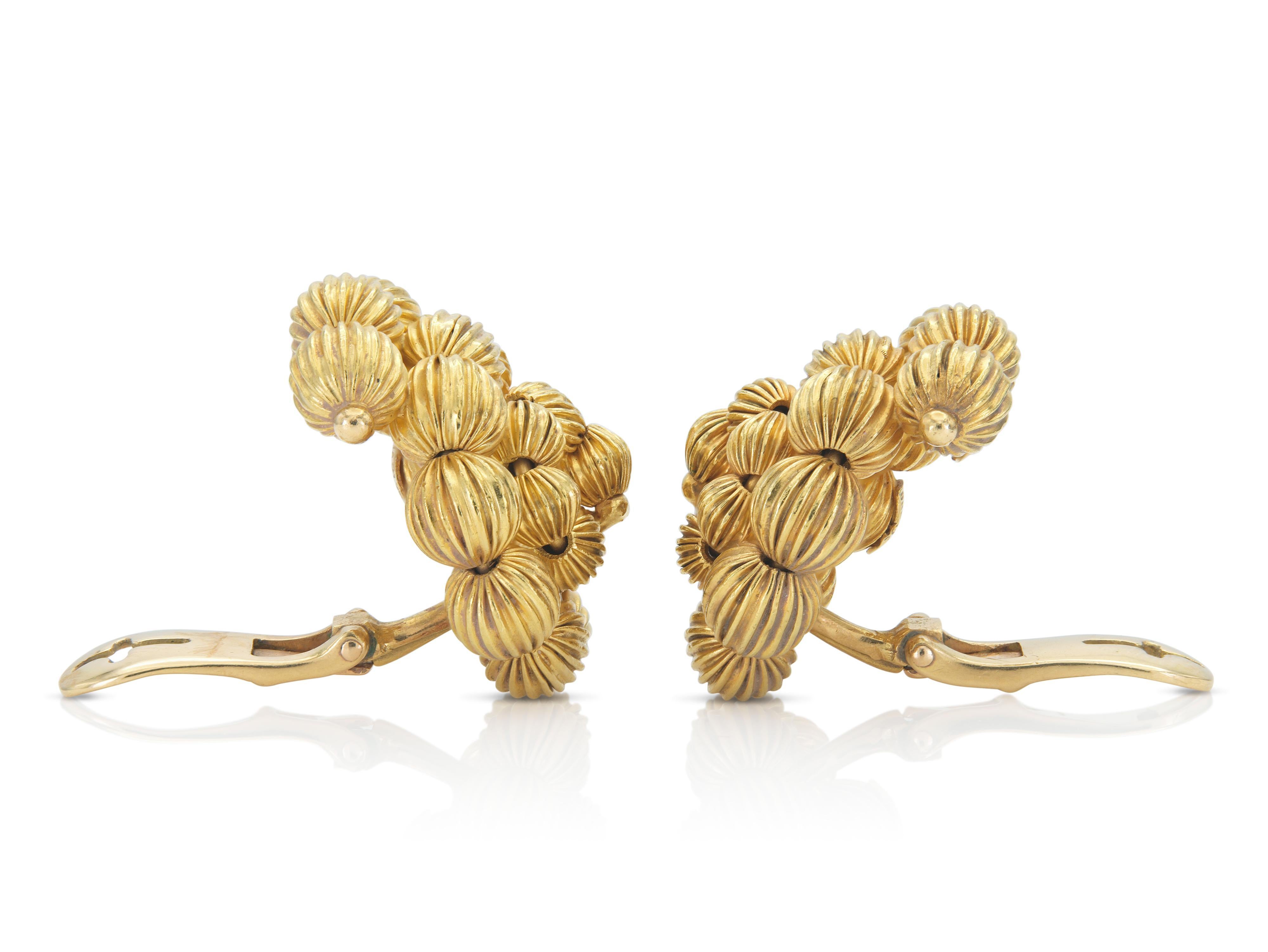 Orecchini Lalaounis 1960 con sfere d'oro testurizzate e turbinanti In condizioni buone in vendita a New York, NY