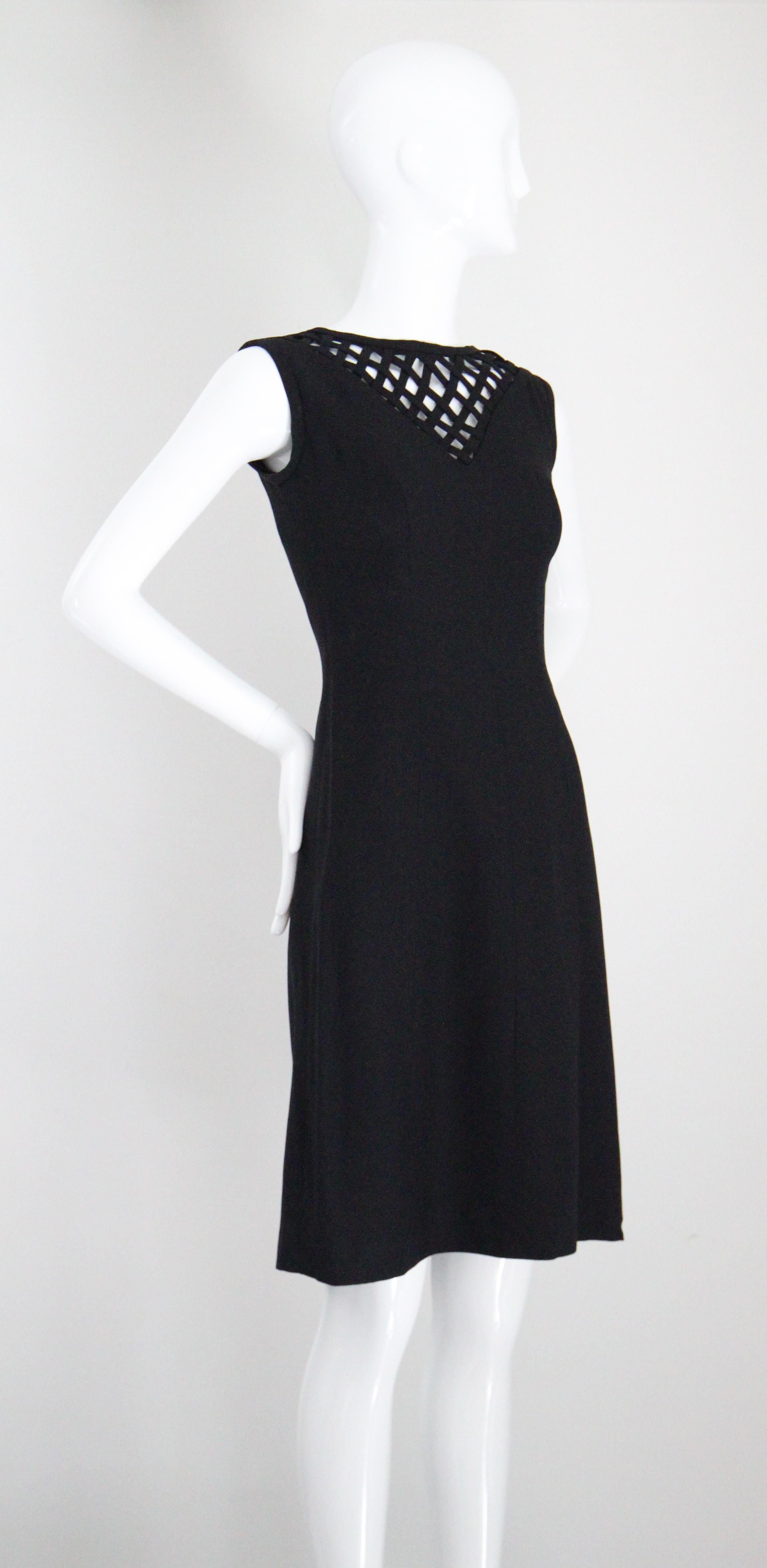 Vintage 1960er Jahre Schwarzes Etuikleid mit Gitterausschnitt und Rundhalsausschnitt in Sechziger Jahren UK 8 US 4 Damen im Angebot