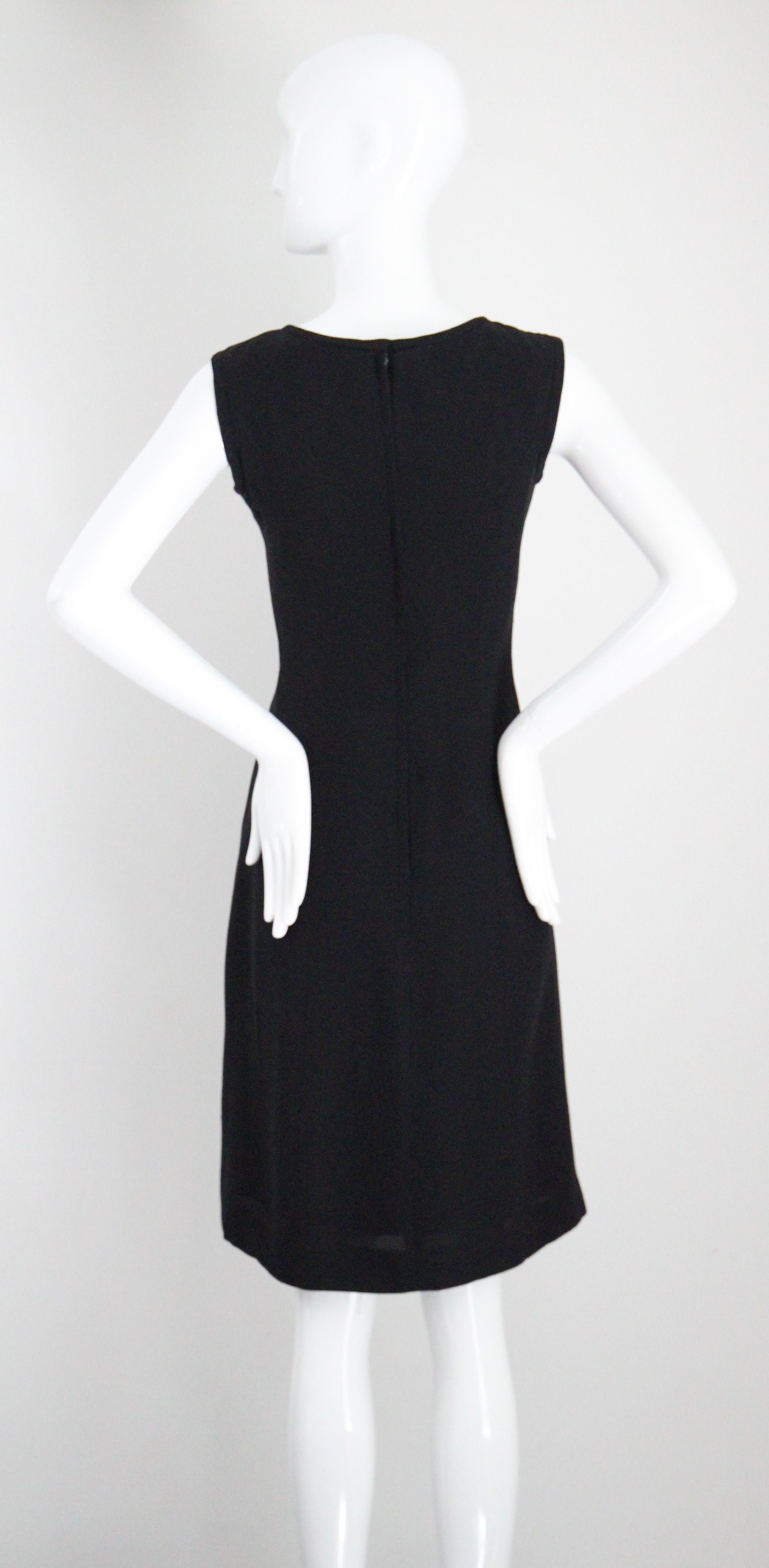 Vintage 1960er Jahre Schwarzes Etuikleid mit Gitterausschnitt und Rundhalsausschnitt in Sechziger Jahren UK 8 US 4 im Angebot 4