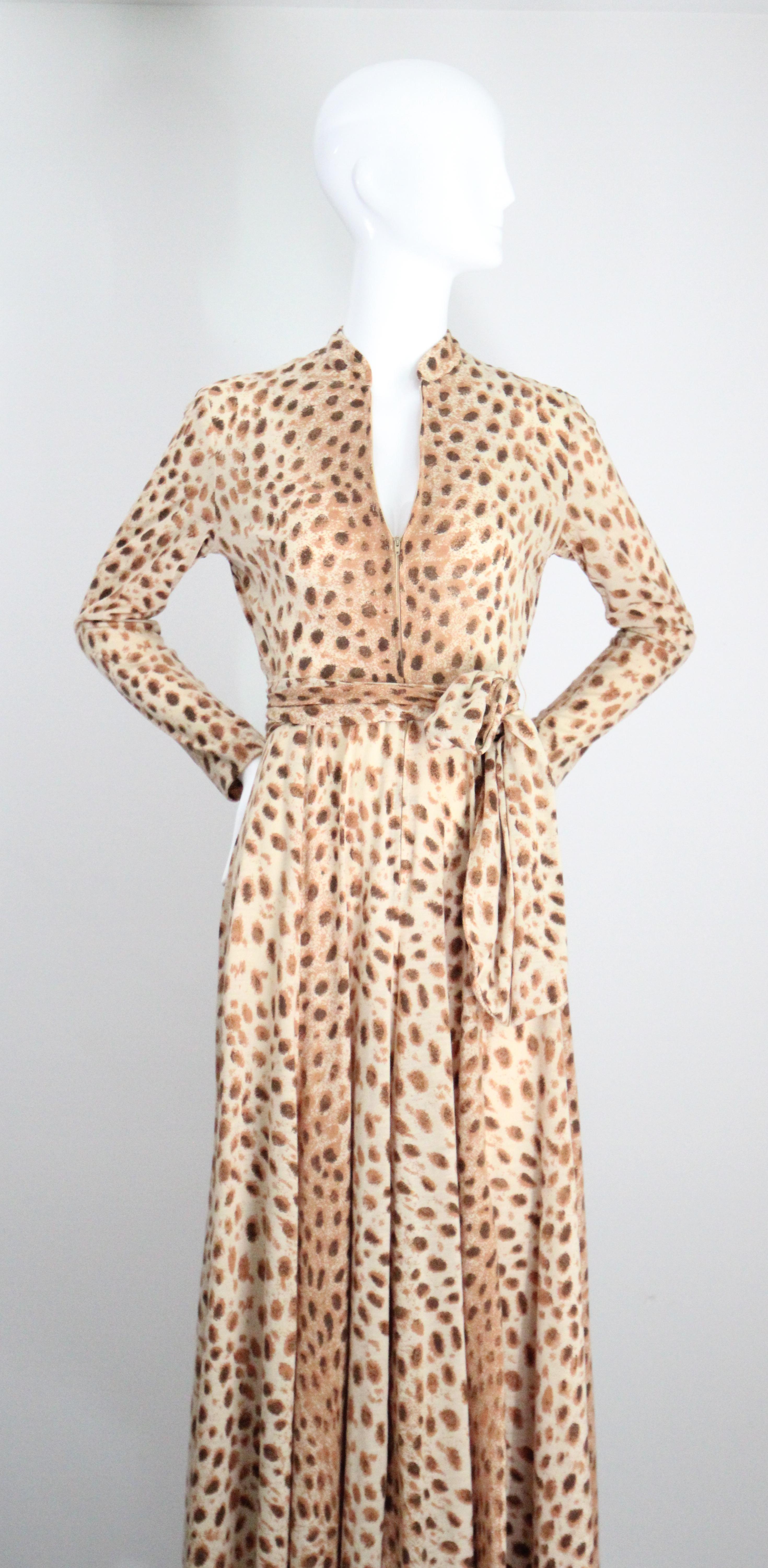 An iconic piece to behold, this original 1960's leopard print palazzo cut jumpsuit, is just the statement piece to add to your vintage collection. 

The high rounded neckline boast a stylised raised collar which draws in centrally with a zip