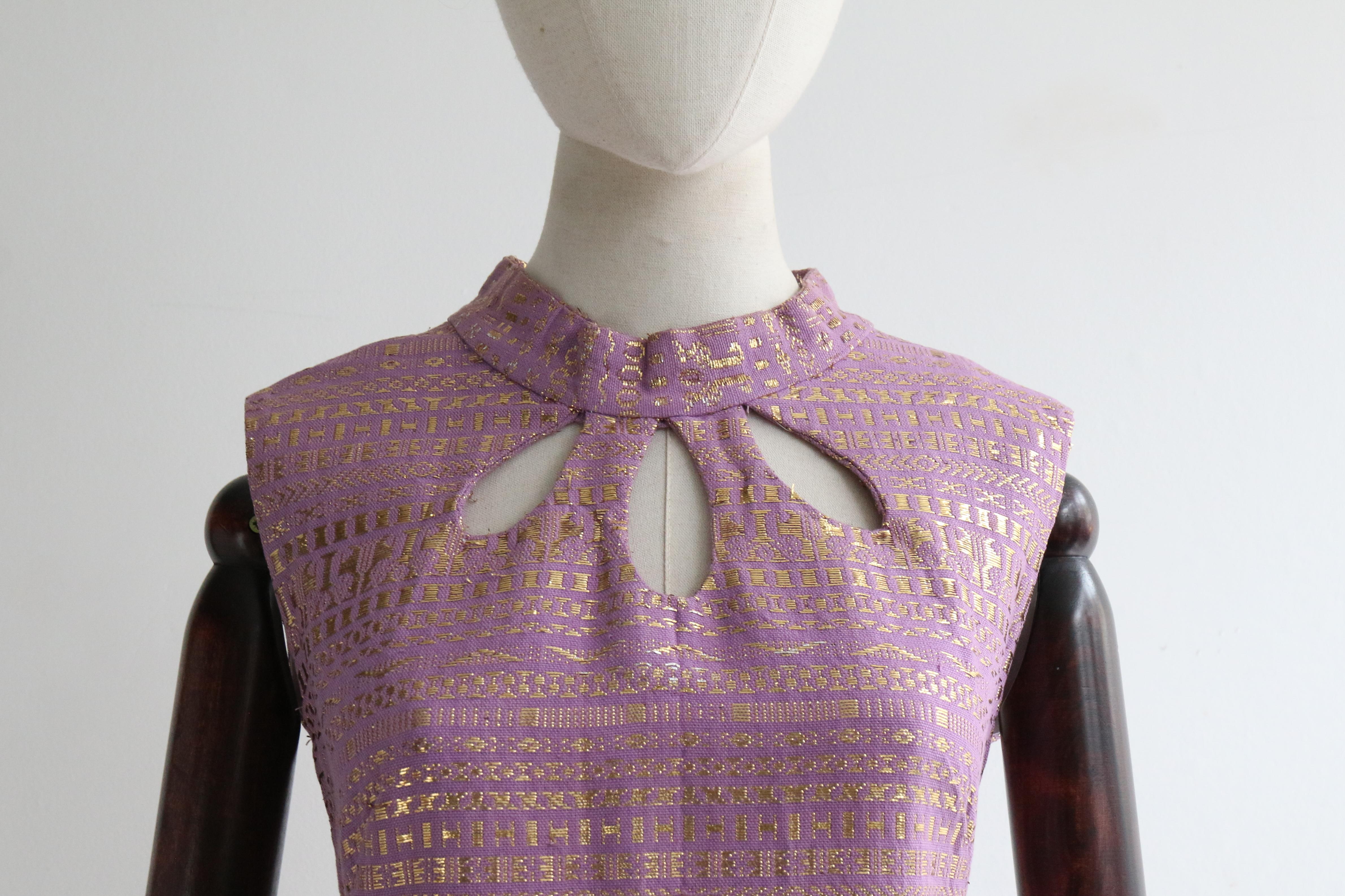 Vintage 1960's Lilac & Gold Lurex Keyhole Dress UK 12-14 US 8-10 In Good Condition For Sale In Cheltenham, GB