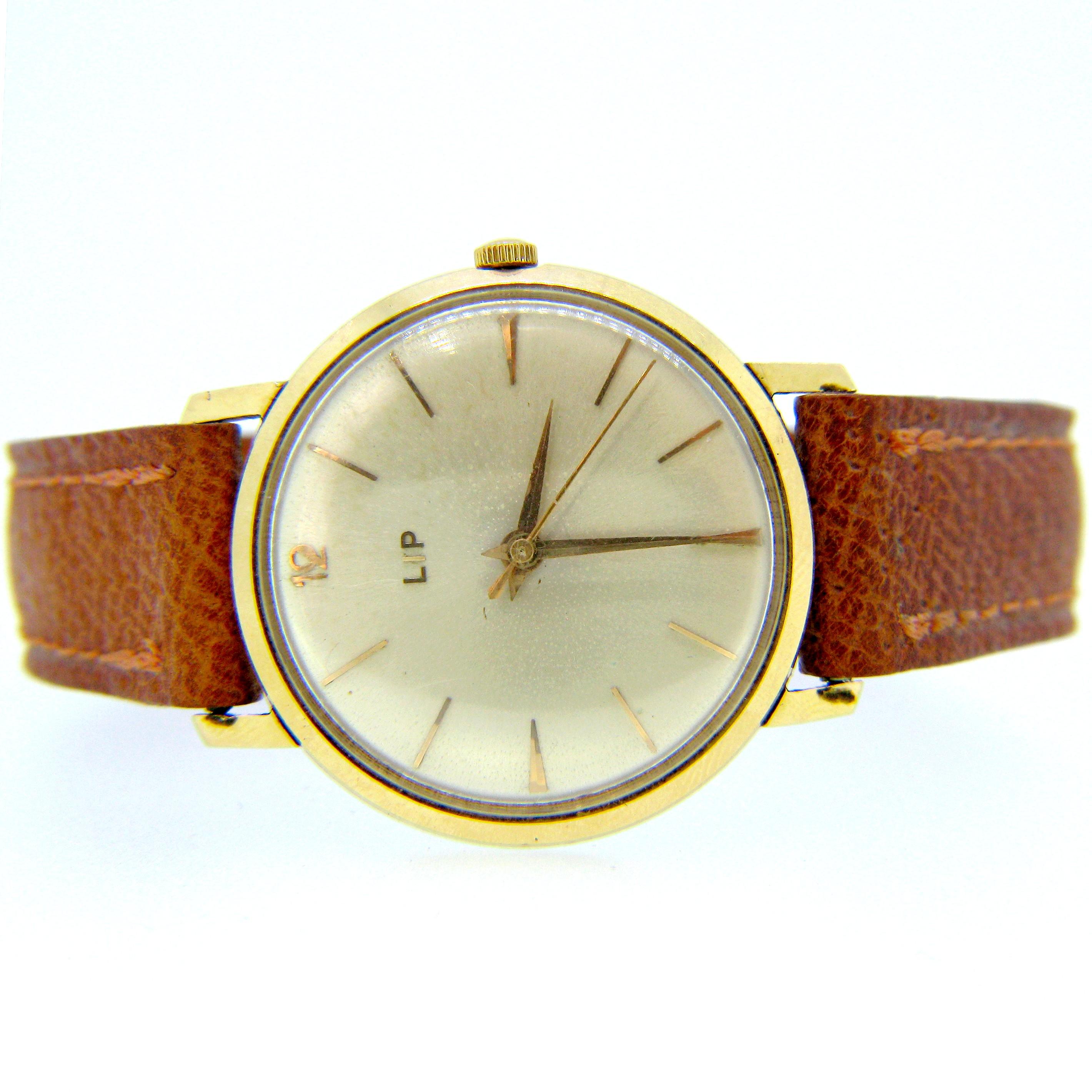 This vintage Lip watch from the 60's is manual winding. The movement is LIP R138 and serial number 87375. The case is made in 18kt yellow gold and the bracelet is tan colour. It works well. The back is signed and numbered with the 