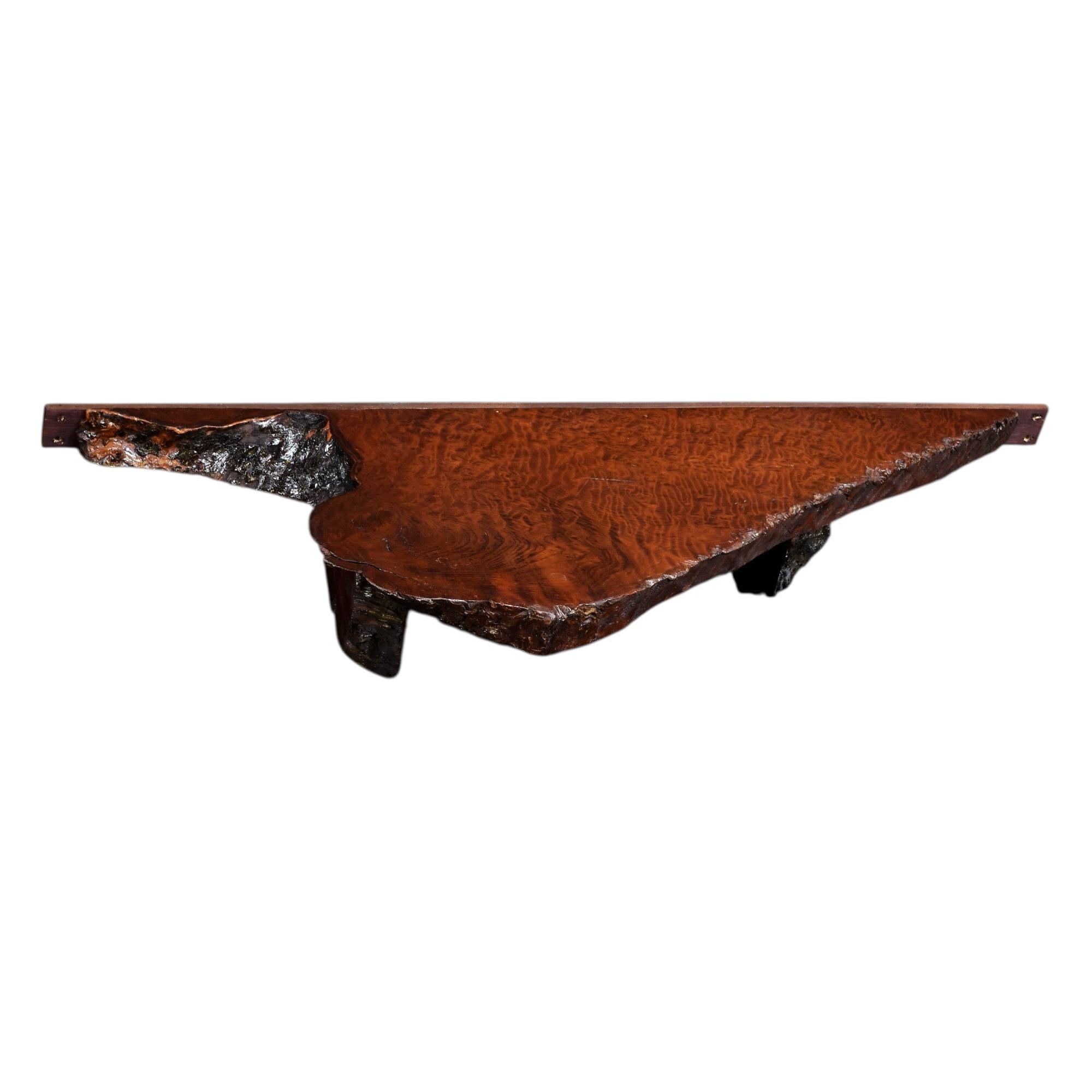 Scaffali da parete in legno rosso a spigoli vivi organici della metà del secolo 1960 in vendita 1