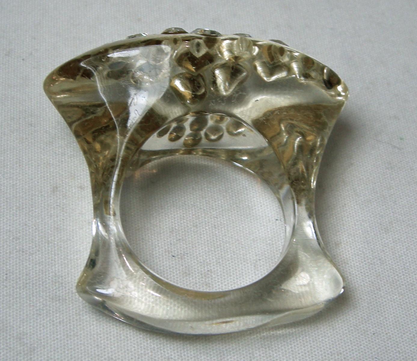 Vintage 1960s Lucite & Crystal Ring, Size 8 In Good Condition For Sale In New York, NY