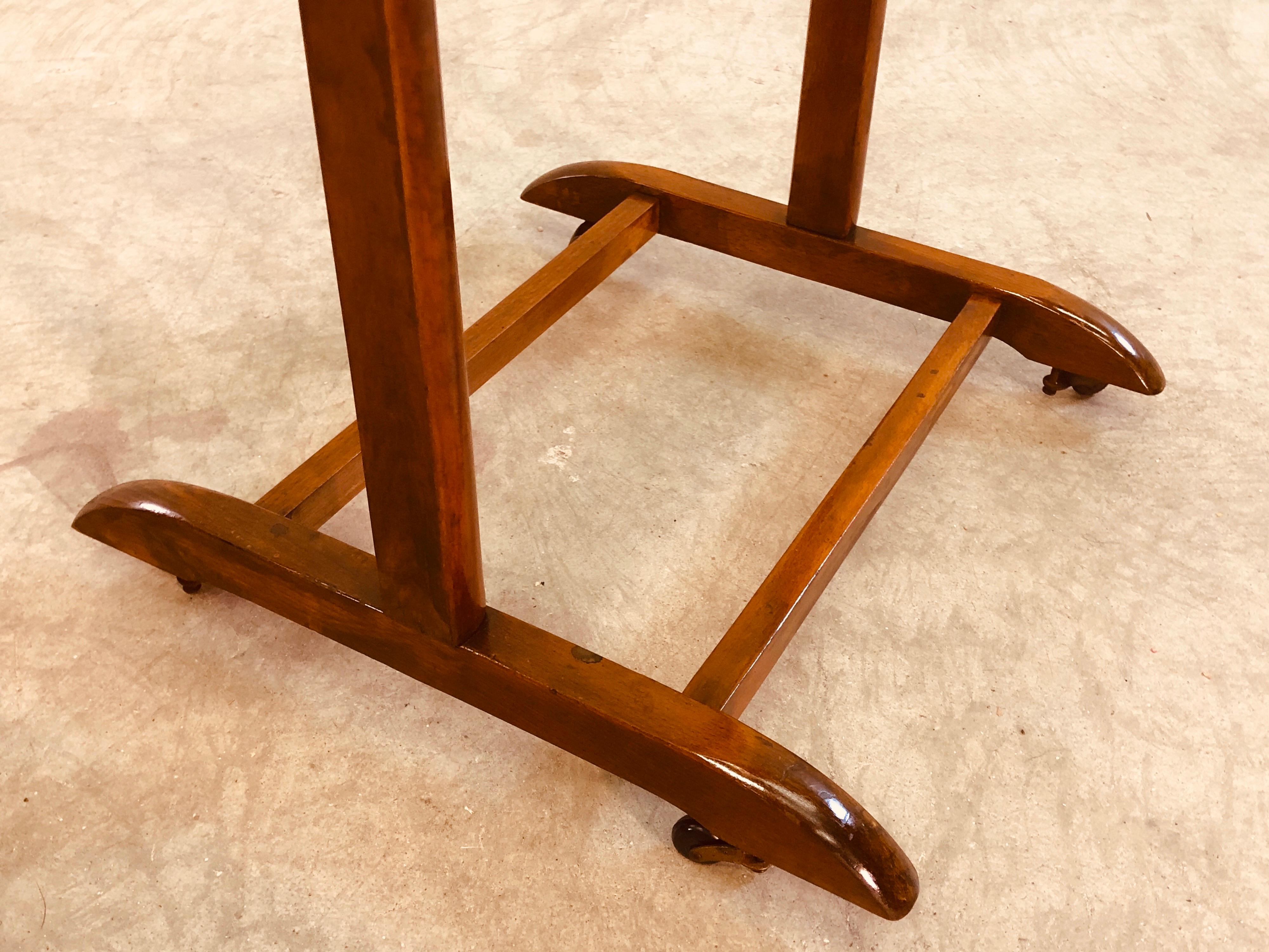 Vintage 1960s Maple Wood Valet Stand In Good Condition In Amherst, NH
