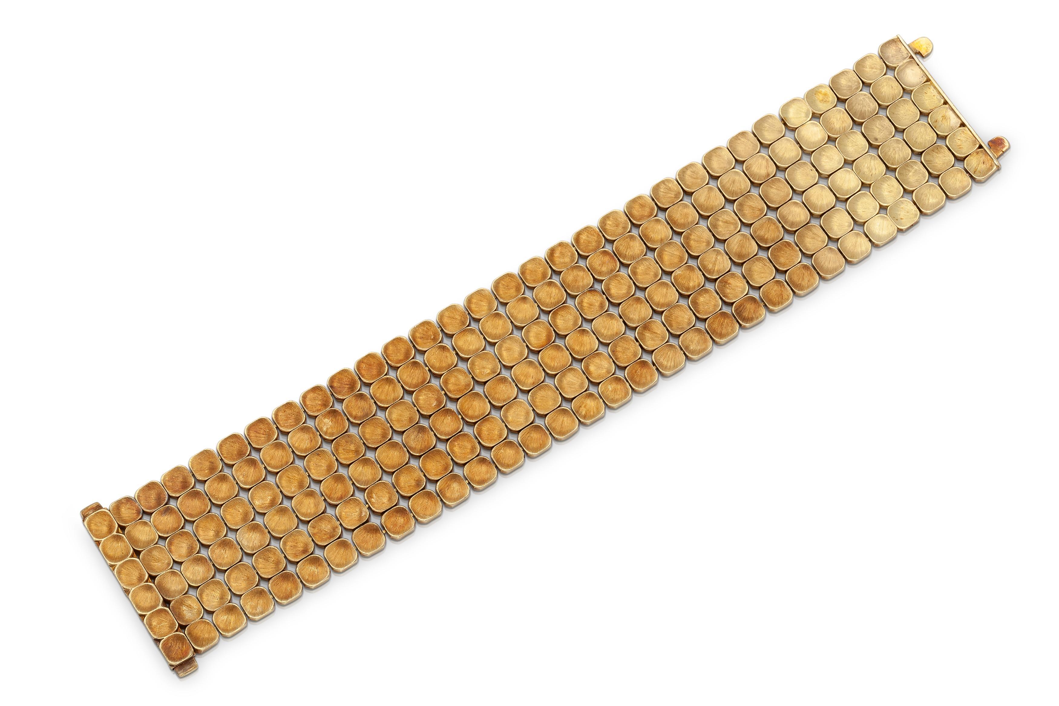 Finely crafted in 18k yellow gold.
Signed by Mario Buccellati
Made in Italy
Size 7 3/4 inches