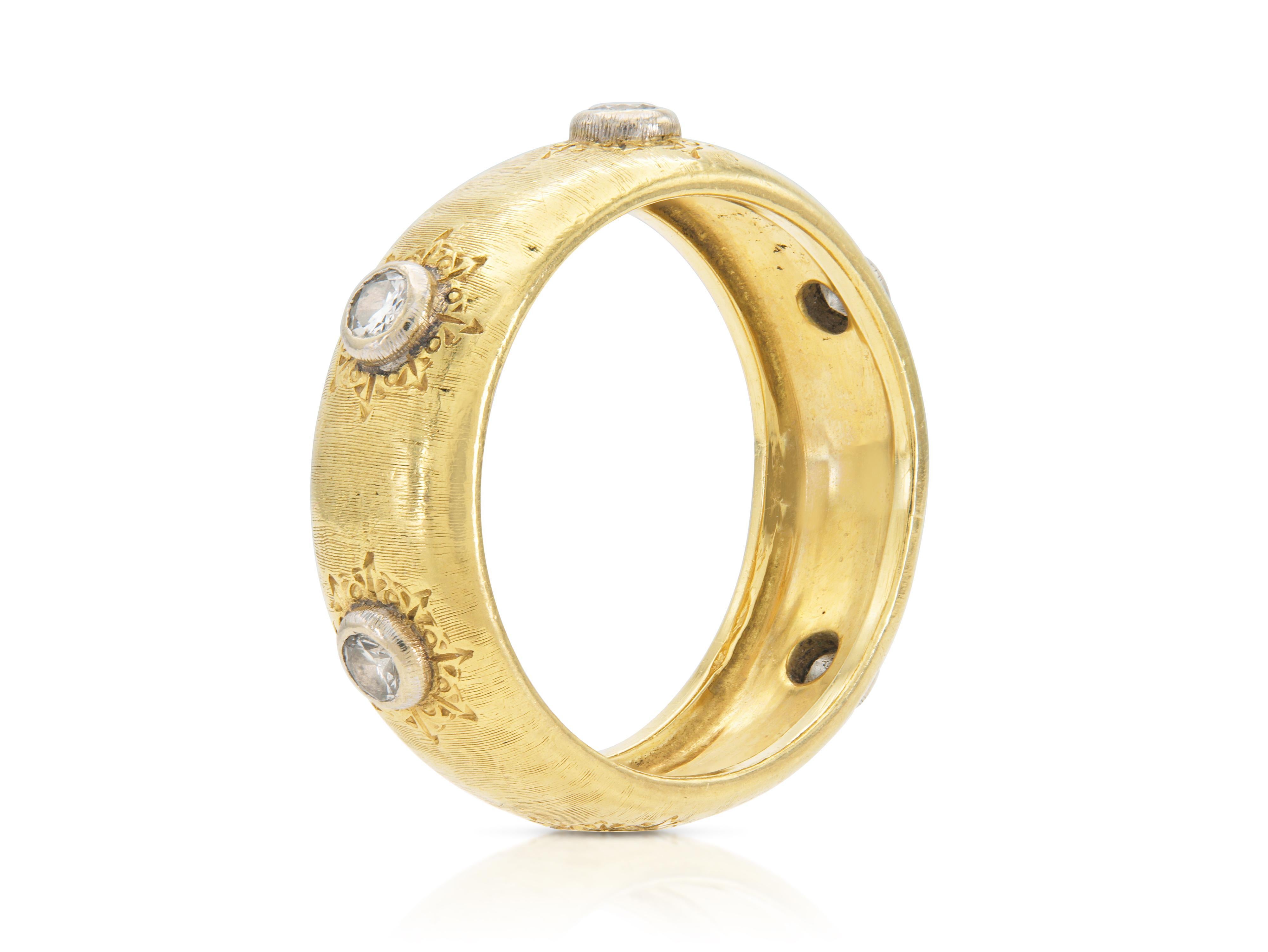 Finemente realizzato in oro giallo e bianco 18 carati con 6 diamanti rotondi taglio Brilliante per un peso totale di circa 0,30 carati.
Firmato da Mario Buccellati
Circa anni '60
Taglia 7 3/4