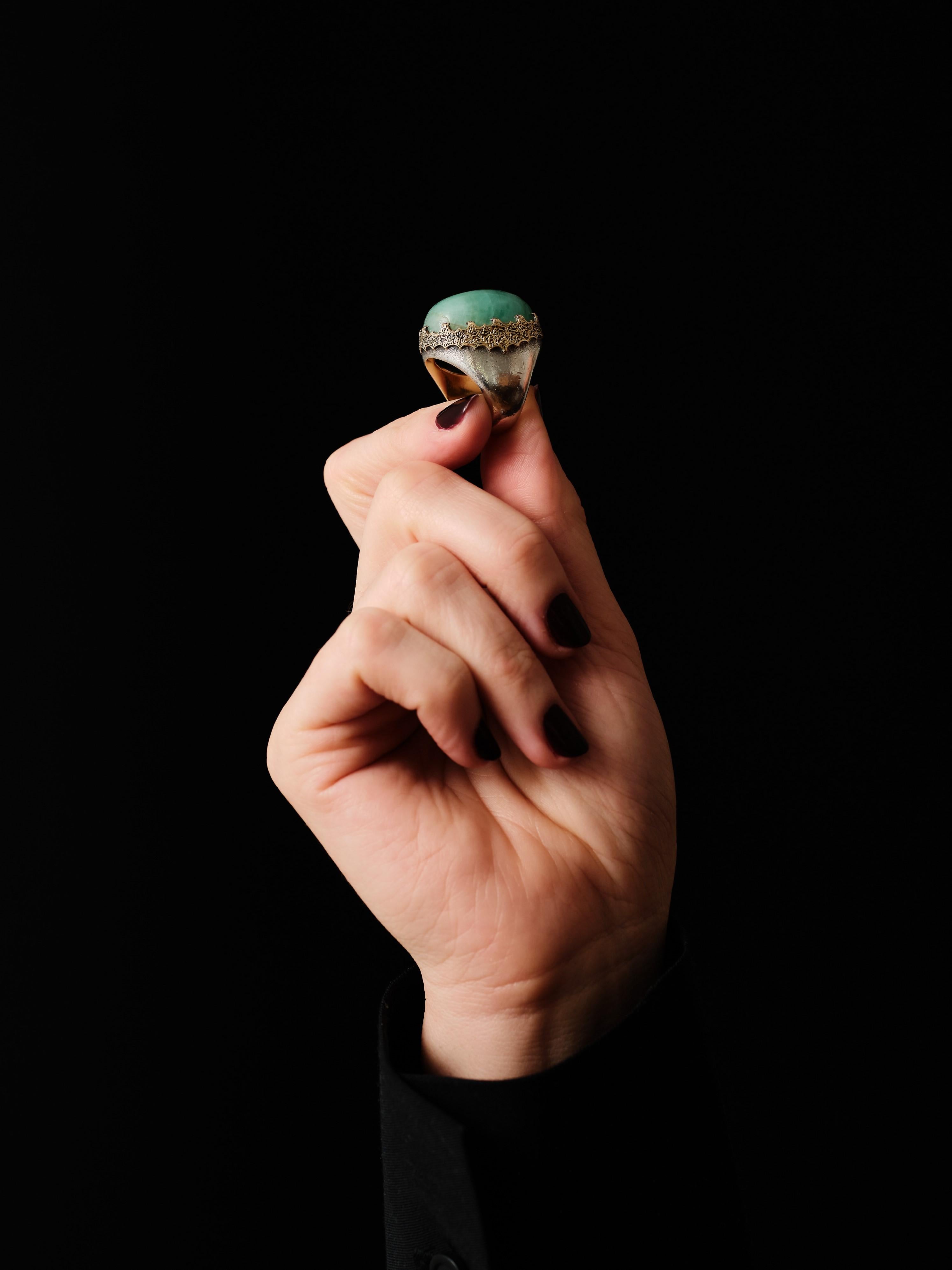 Vintage By Mario Buccellati Ring aus den 1960er Jahren, mit vergoldetem Silberschaft und durchbrochenem Goldrand, der einen Nephrit aus Jade von 39 Karat hält. 

Unterzeichnet: M.Buccellati

Ringgröße: US 4.255, 15.75mm, I
Bruttogewicht: 25,9