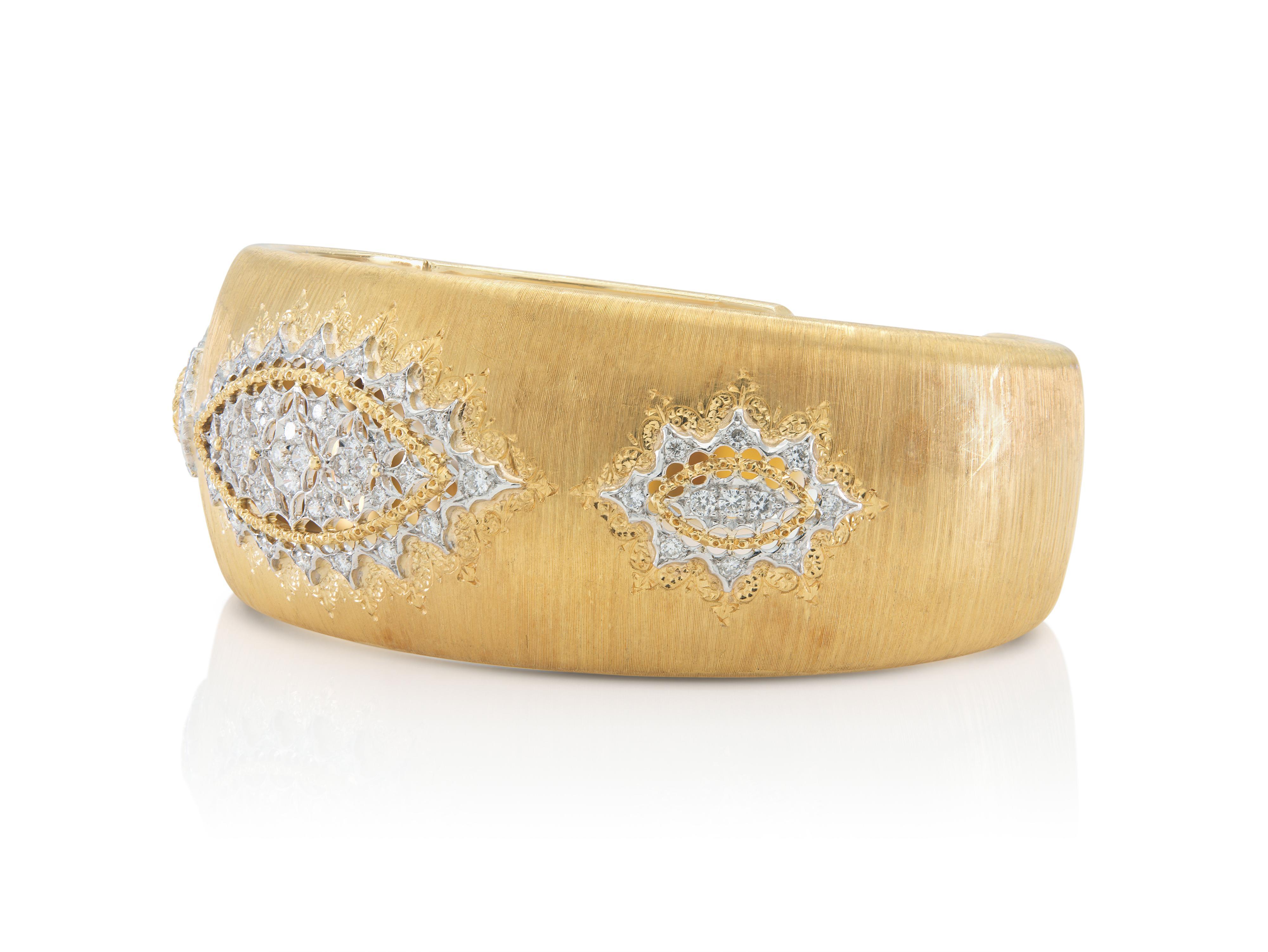 Finamente elaborada en oro amarillo y blanco de 18 quilates con diamantes redondos talla brillante.
Firmado por Mario Buccellati
Alrededor de 1960
Tamaño 6 1/2 pulgadas